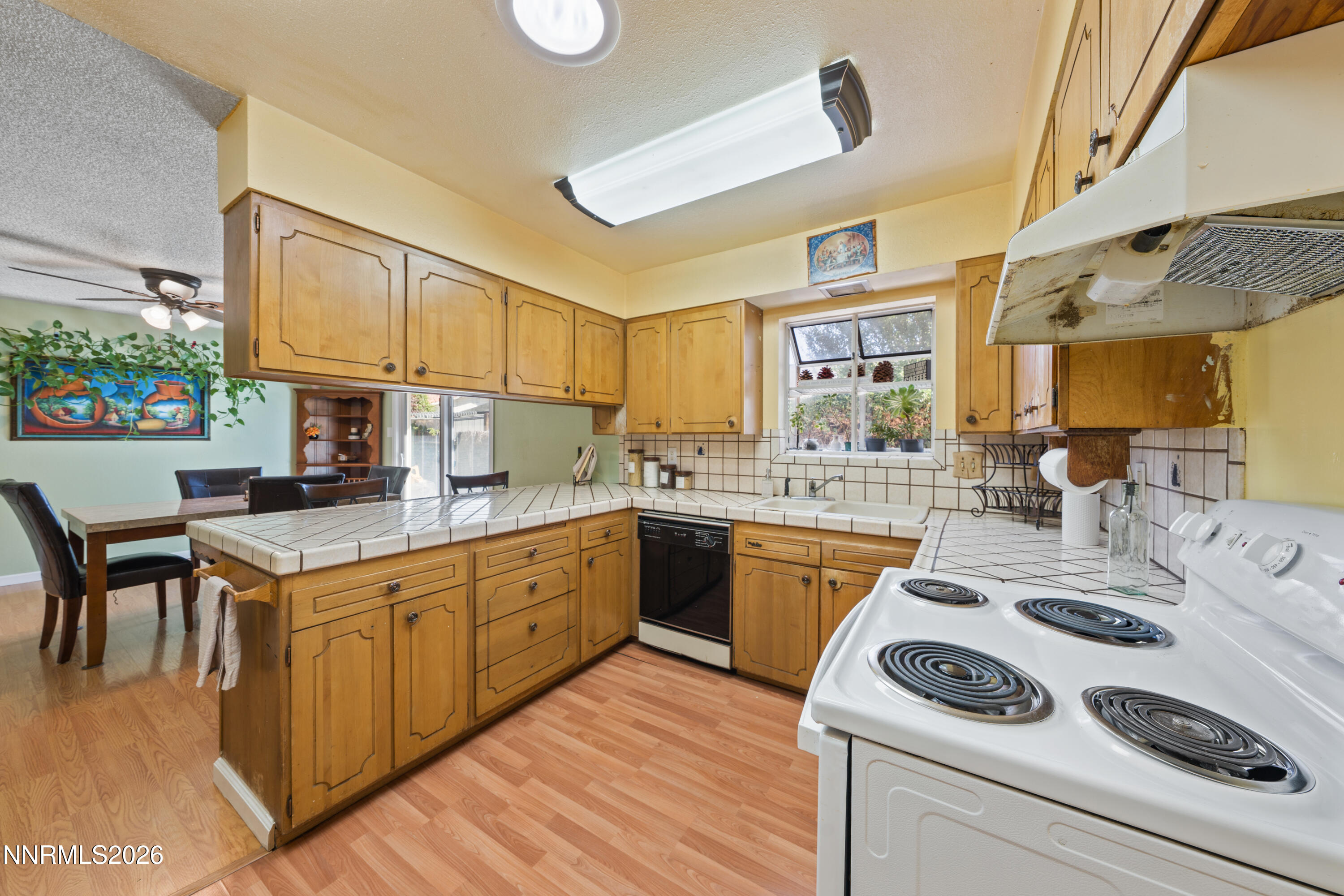12 E Quail Street Property Photo 6