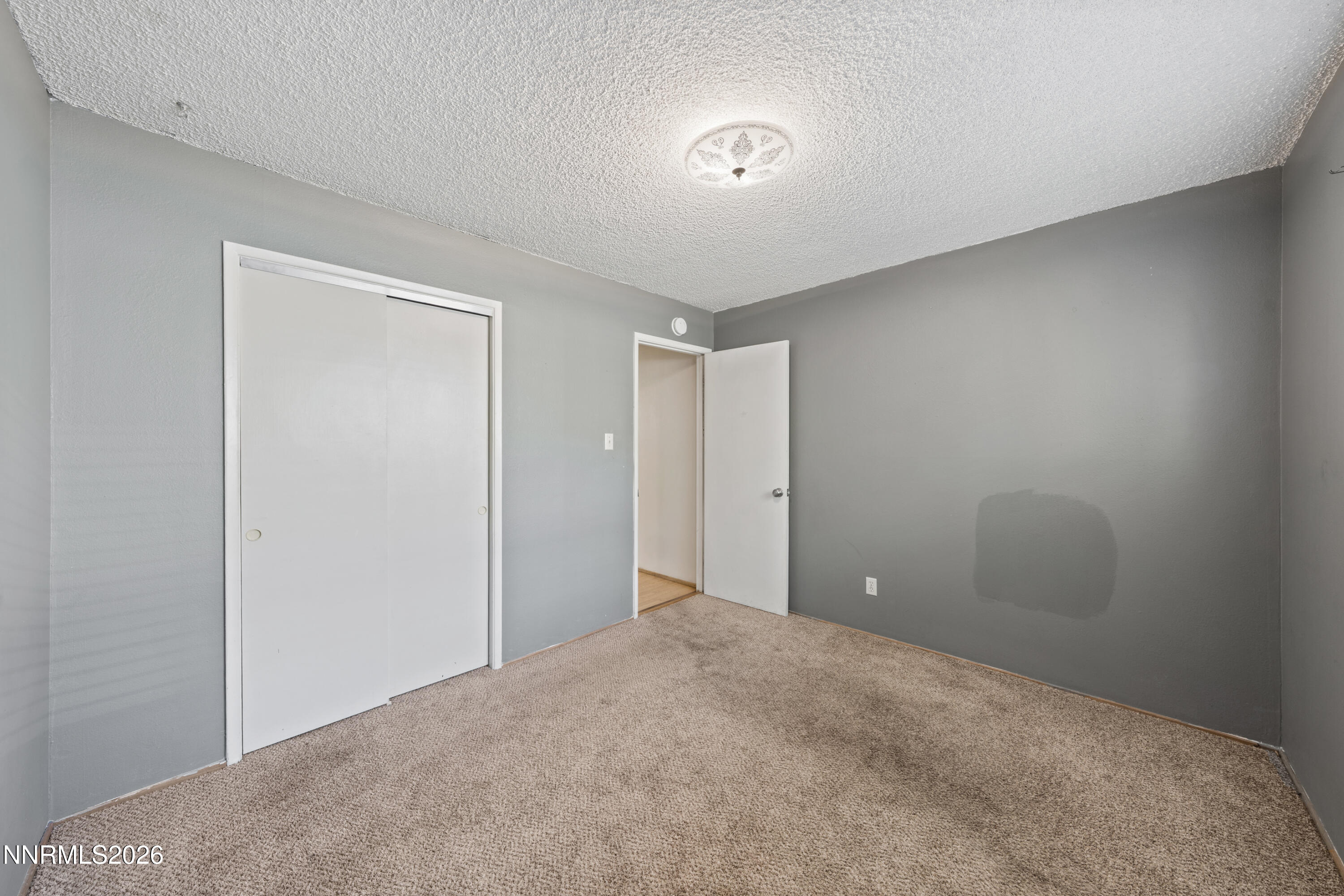 12 E Quail Street Property Photo 16