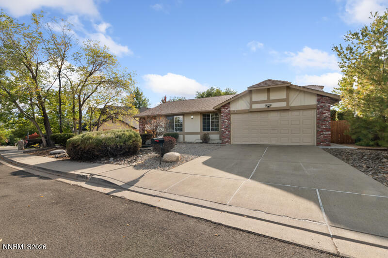 1731 Glen Oaks Drive Property Photo 3