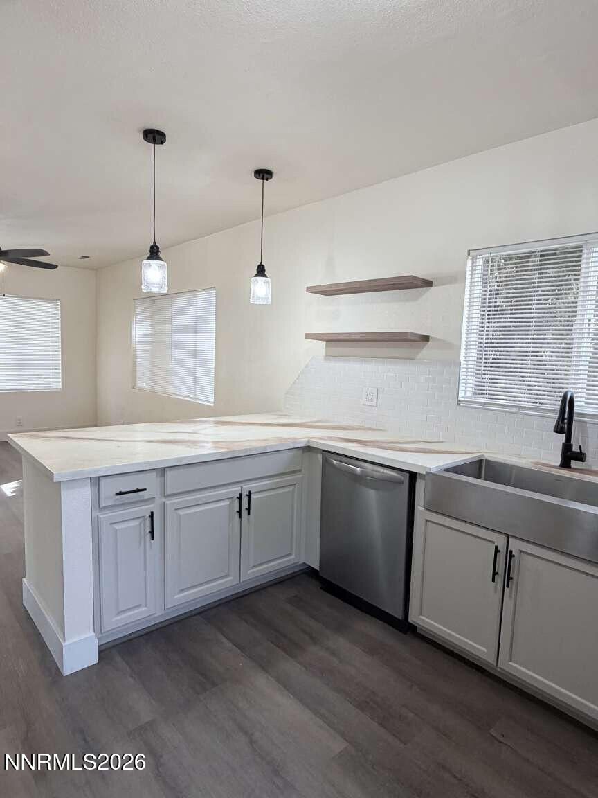 1016 Prater Way Property Photo 14