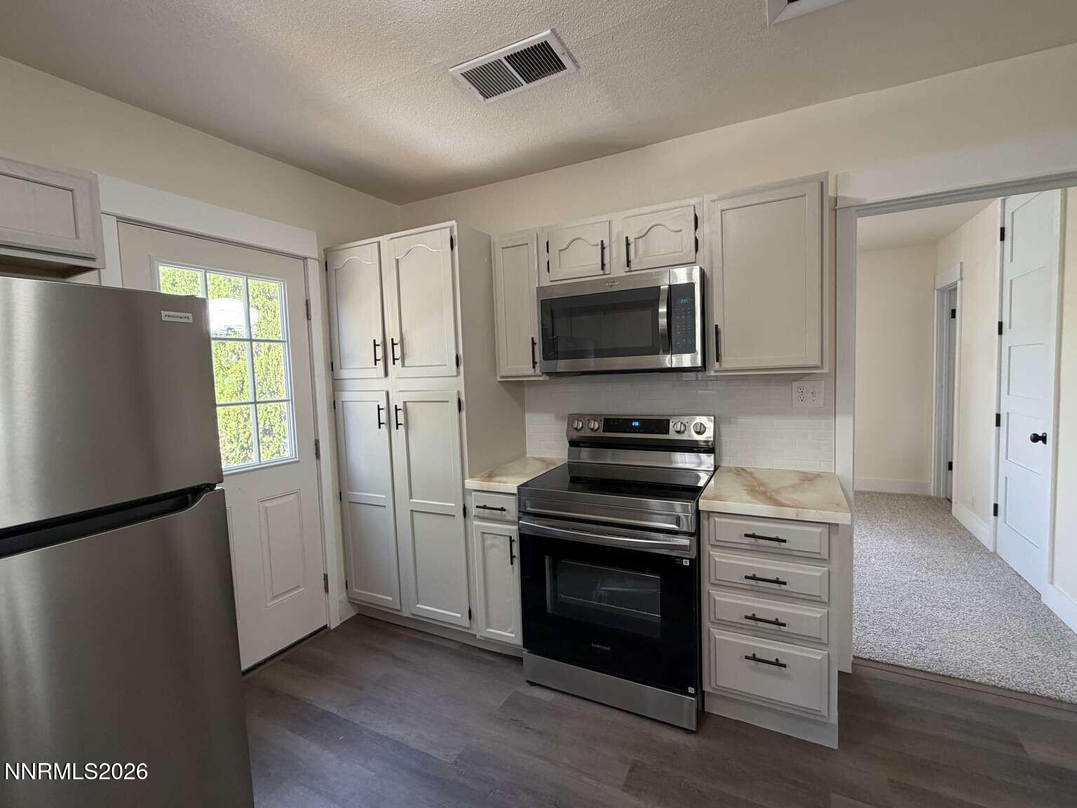 1016 Prater Way Property Photo 15