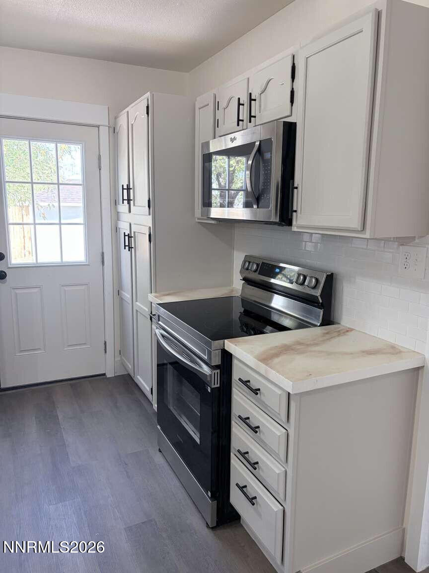 1016 Prater Way Property Photo 16