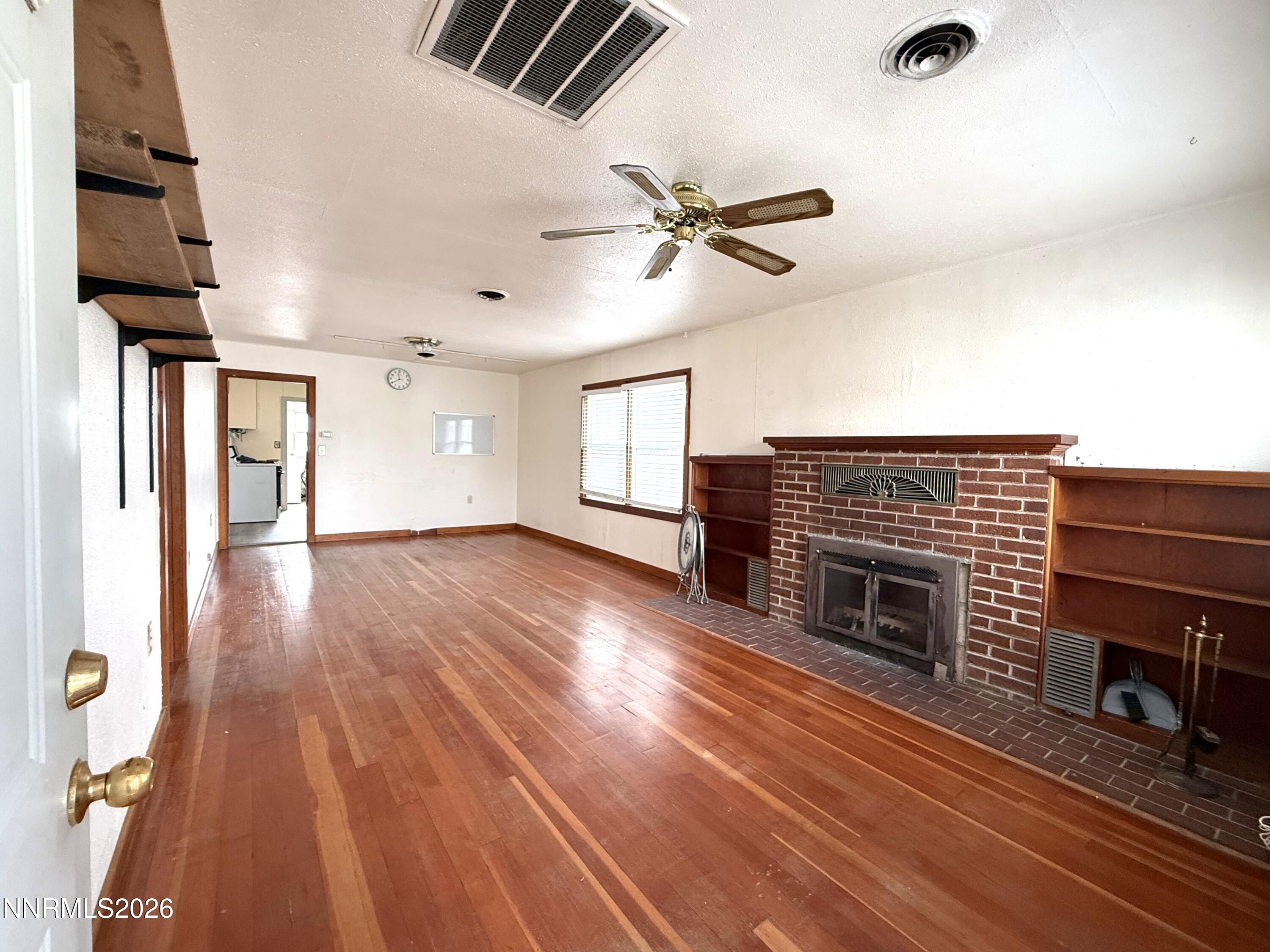 260 W 2nd Street Property Photo 4