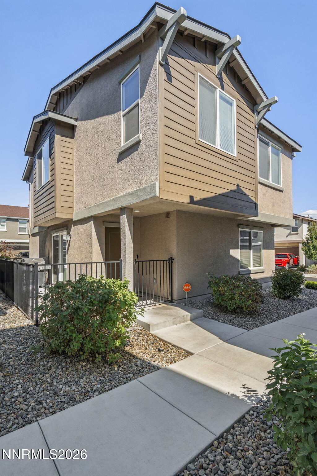 915 Garden Court Property Photo 4