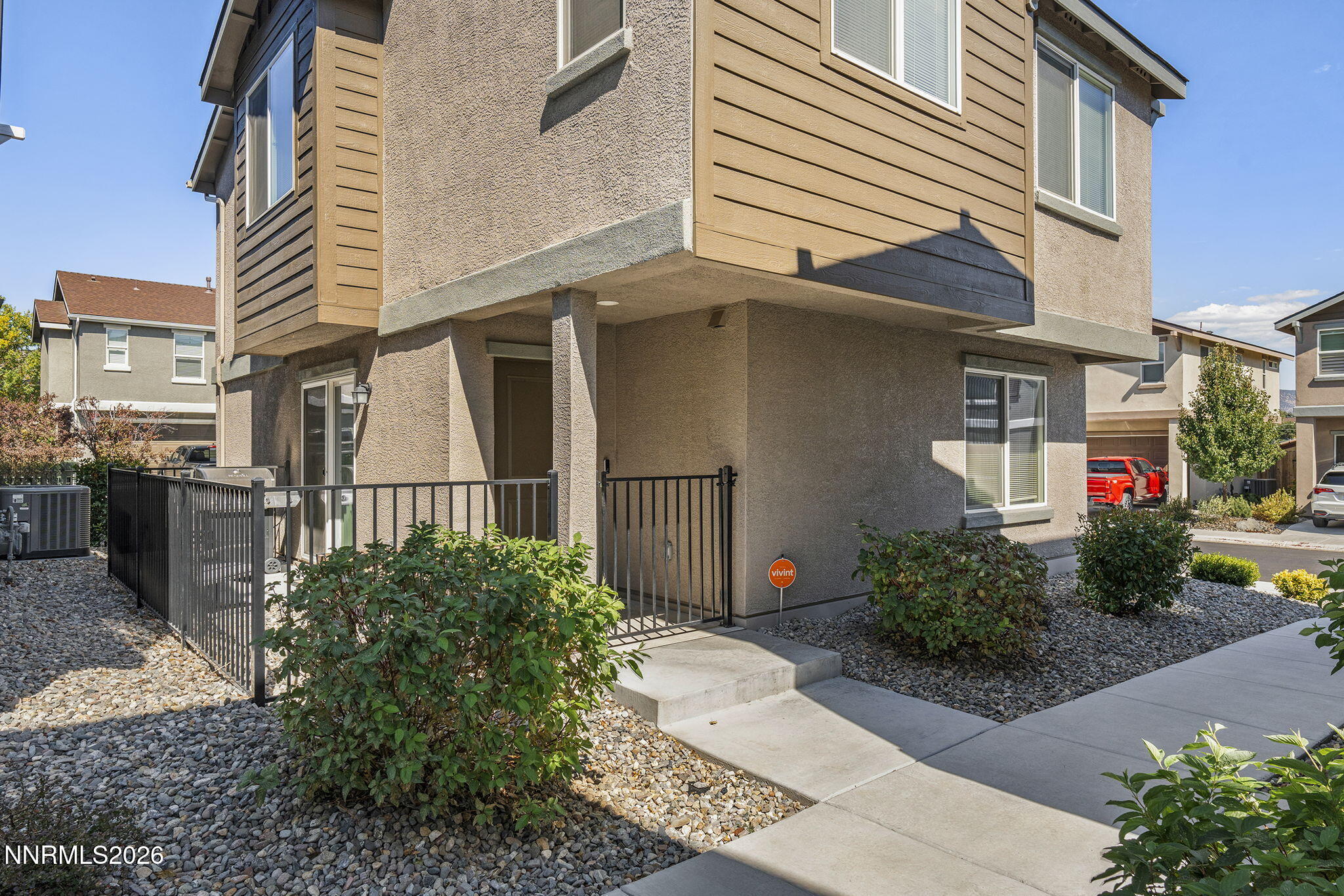 915 Garden Court Property Photo 5