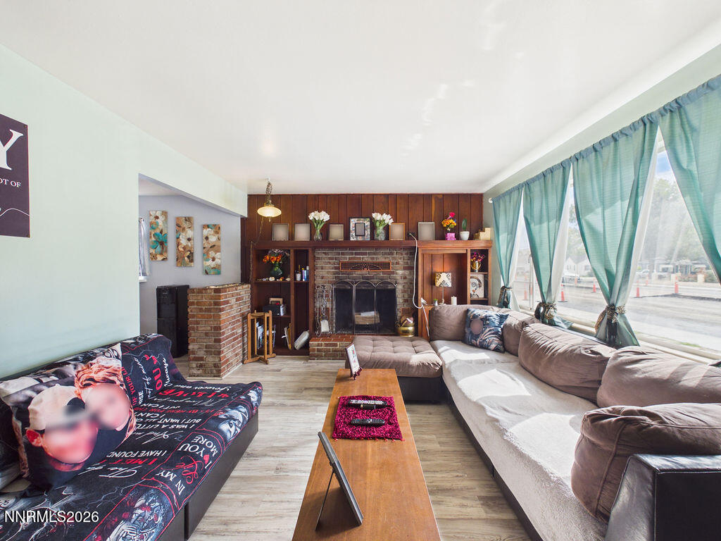 626 Prater Way Property Photo 4
