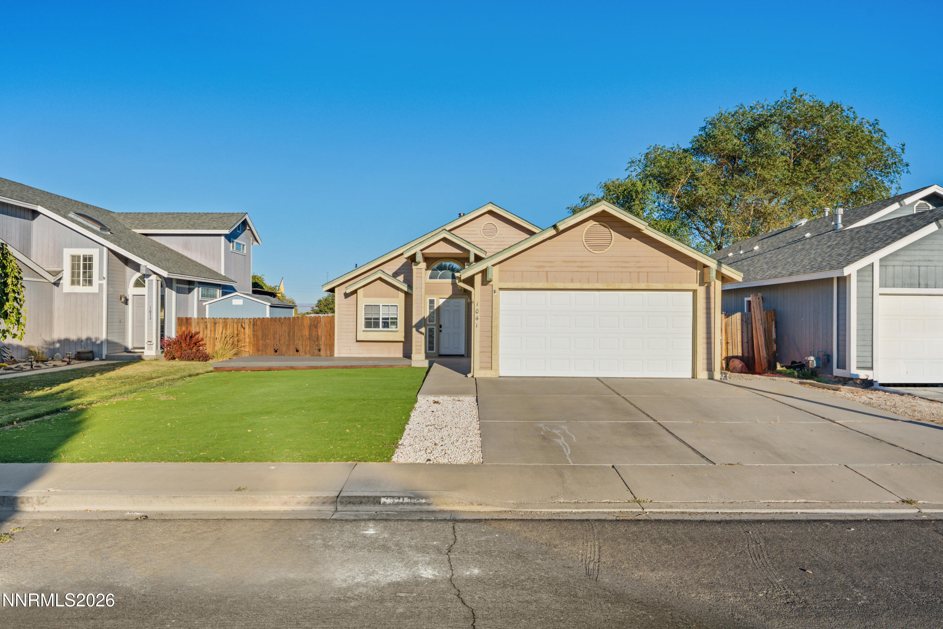 1041 Deena Way Property Photo 4
