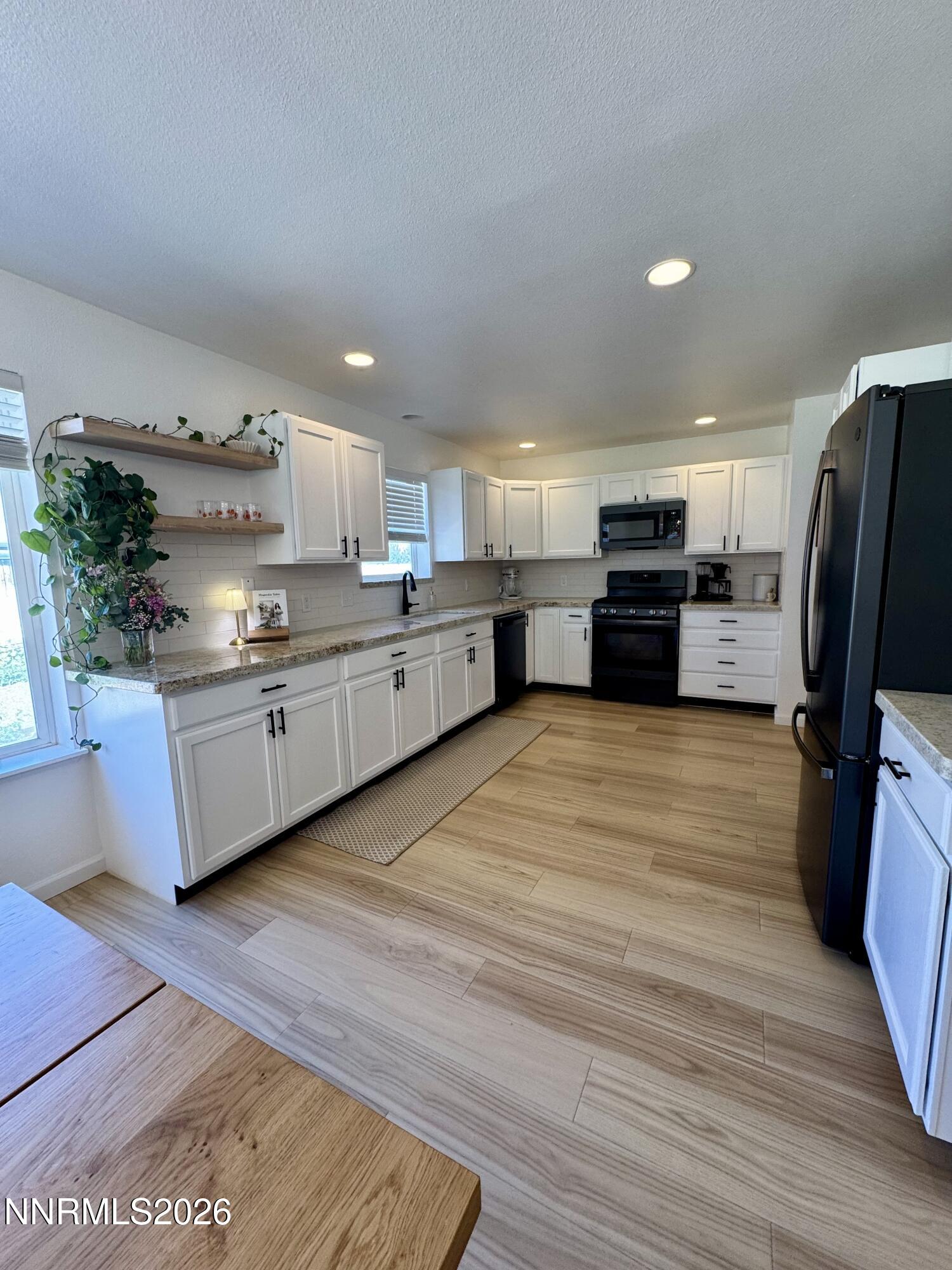 5230 E Offenhauser Drive Property Photo 4