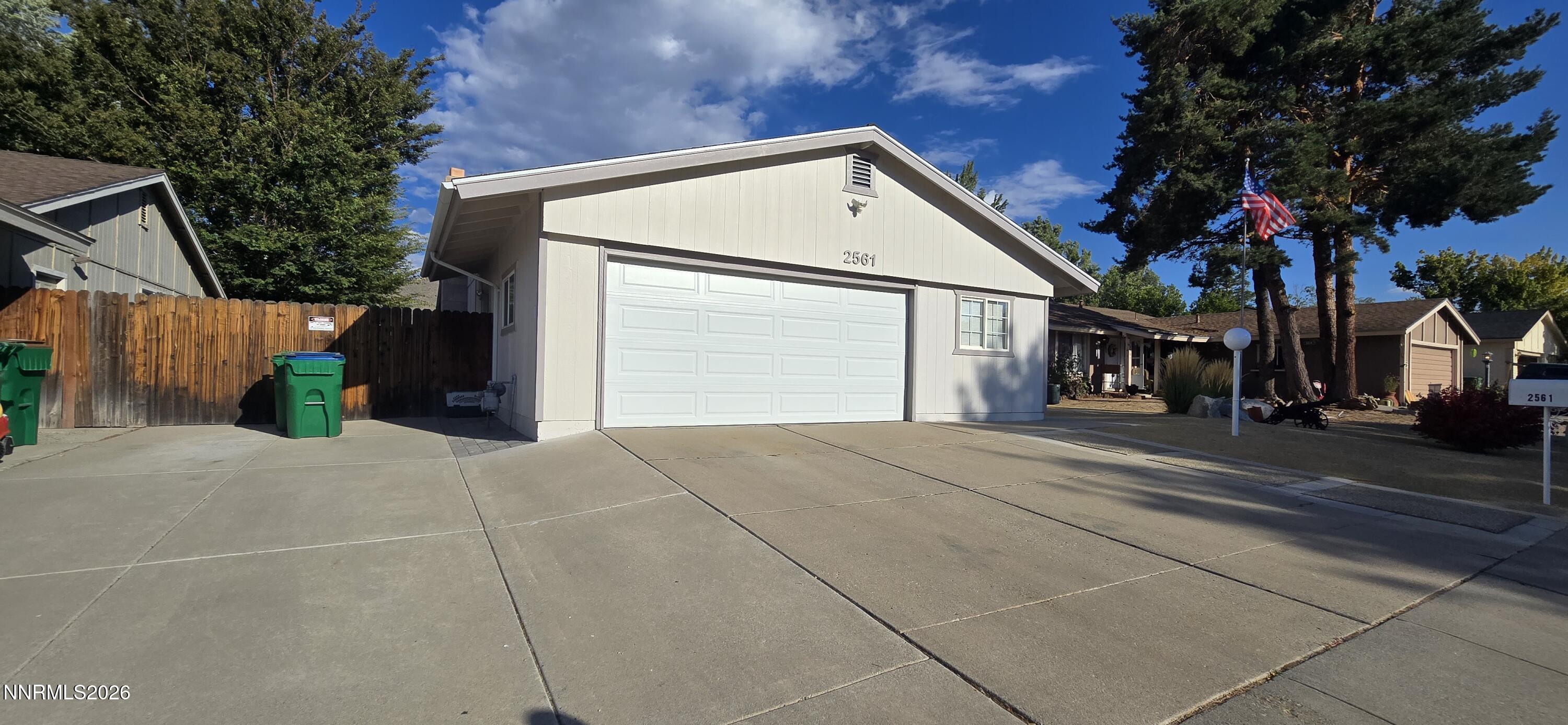2561 Woodcrest Lane Property Photo 3