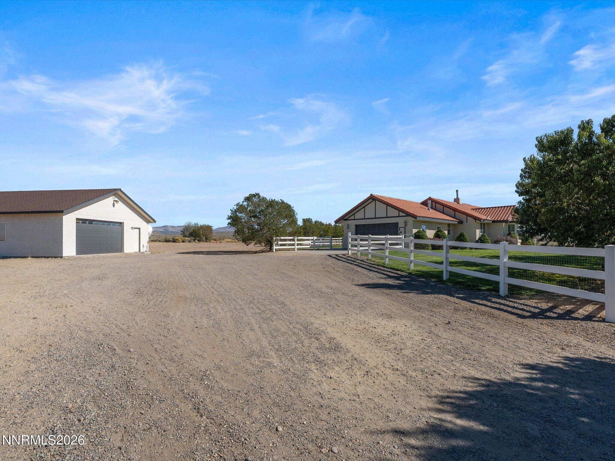 1985 E Valley Road Property Photo 1