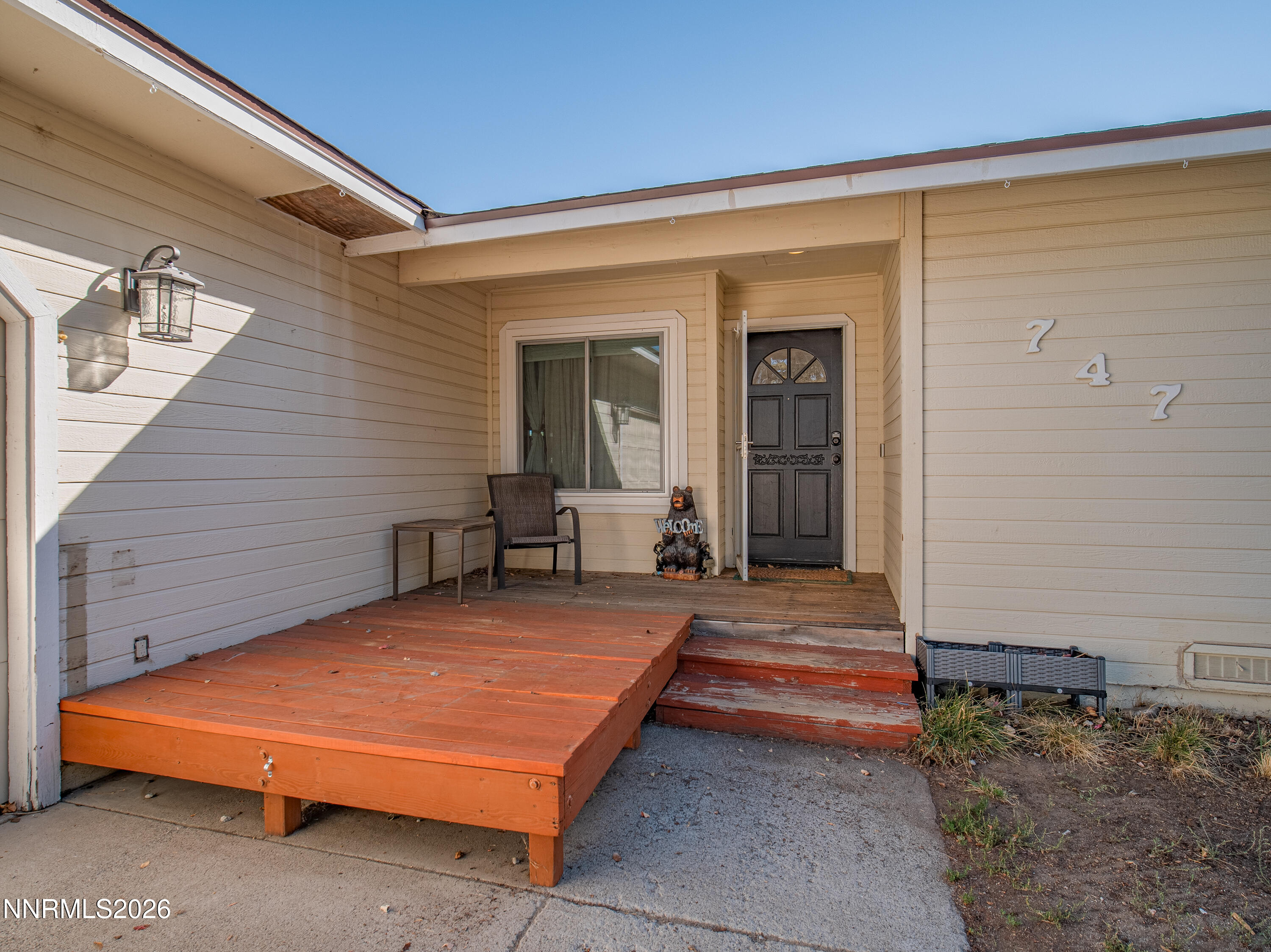 747 E Peak Lane Property Photo 4