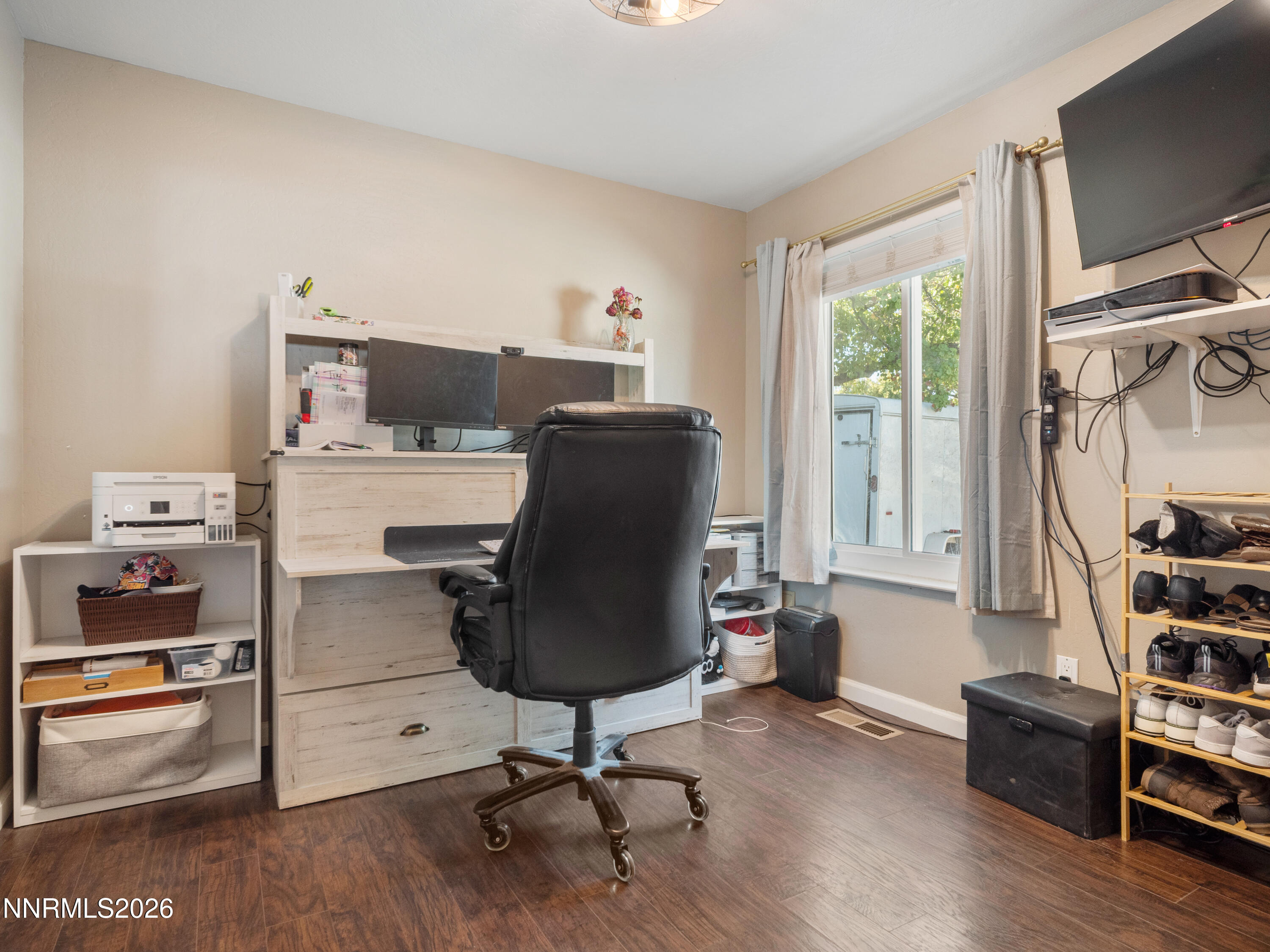 747 E Peak Lane Property Photo 17