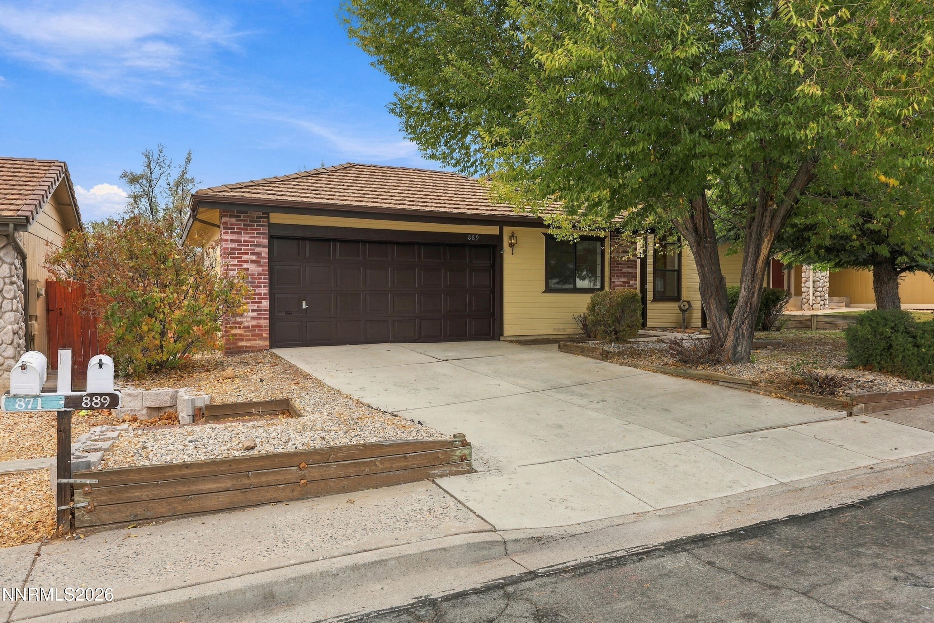889 W Bonanza Drive Property Photo 2