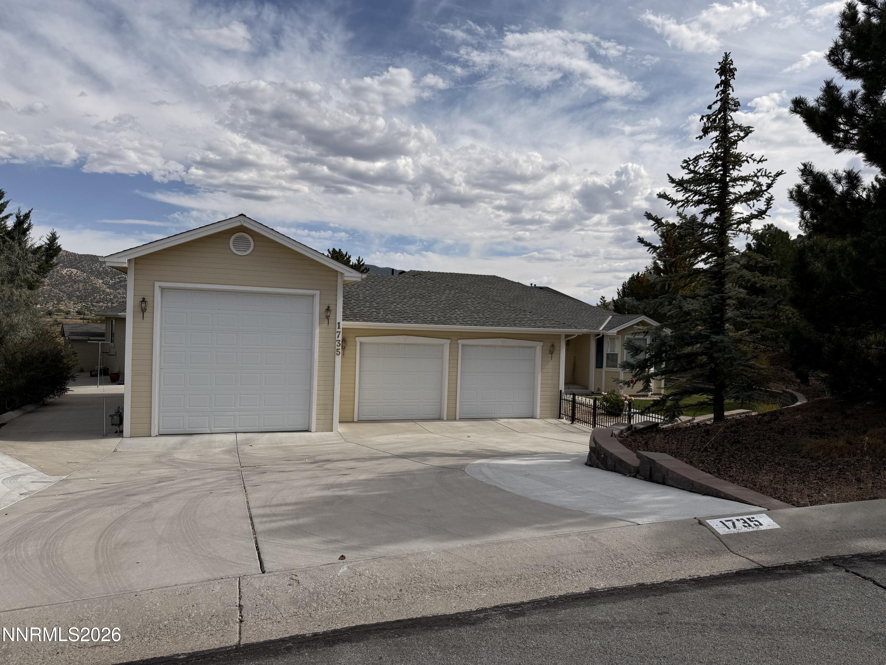 1735 Buzzys Ranch Road Property Photo 2