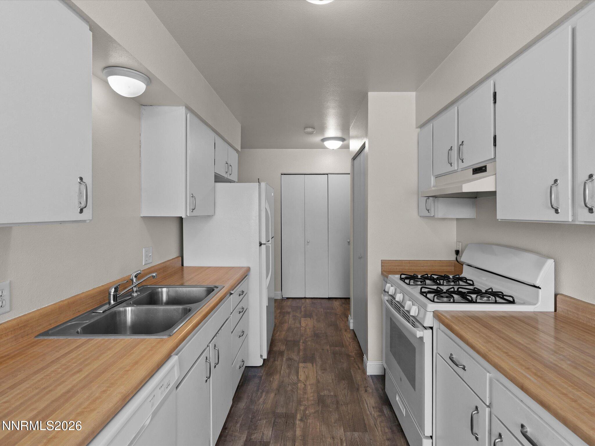 654 Douglas Street Property Photo 10