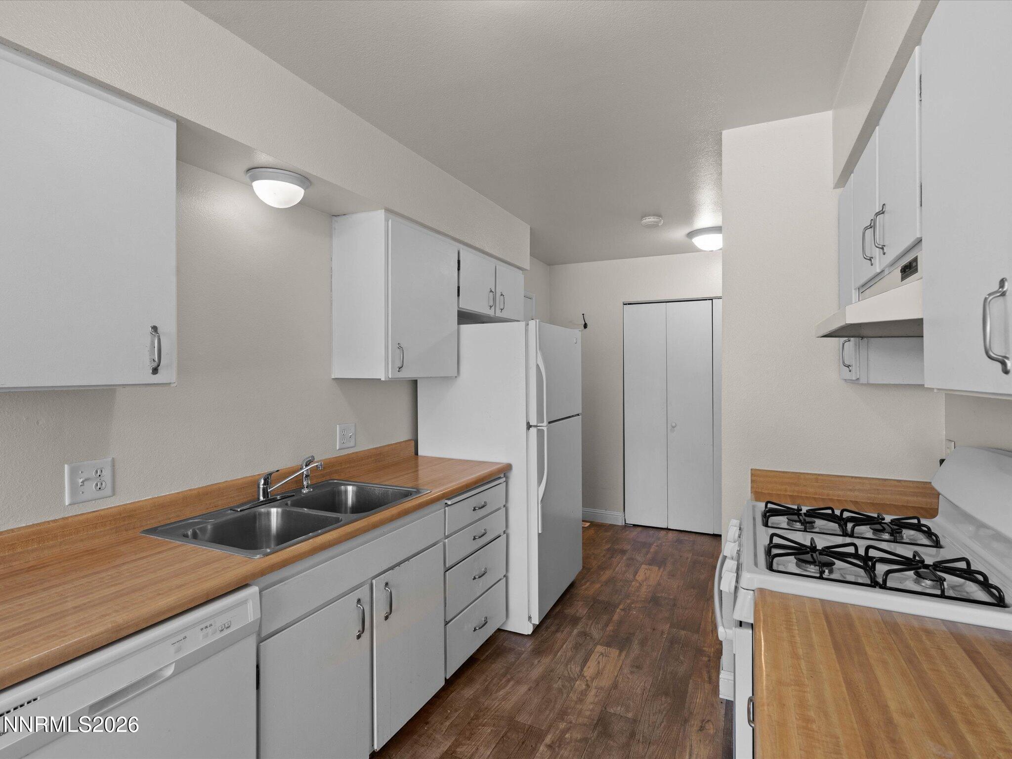 654 Douglas Street Property Photo 11
