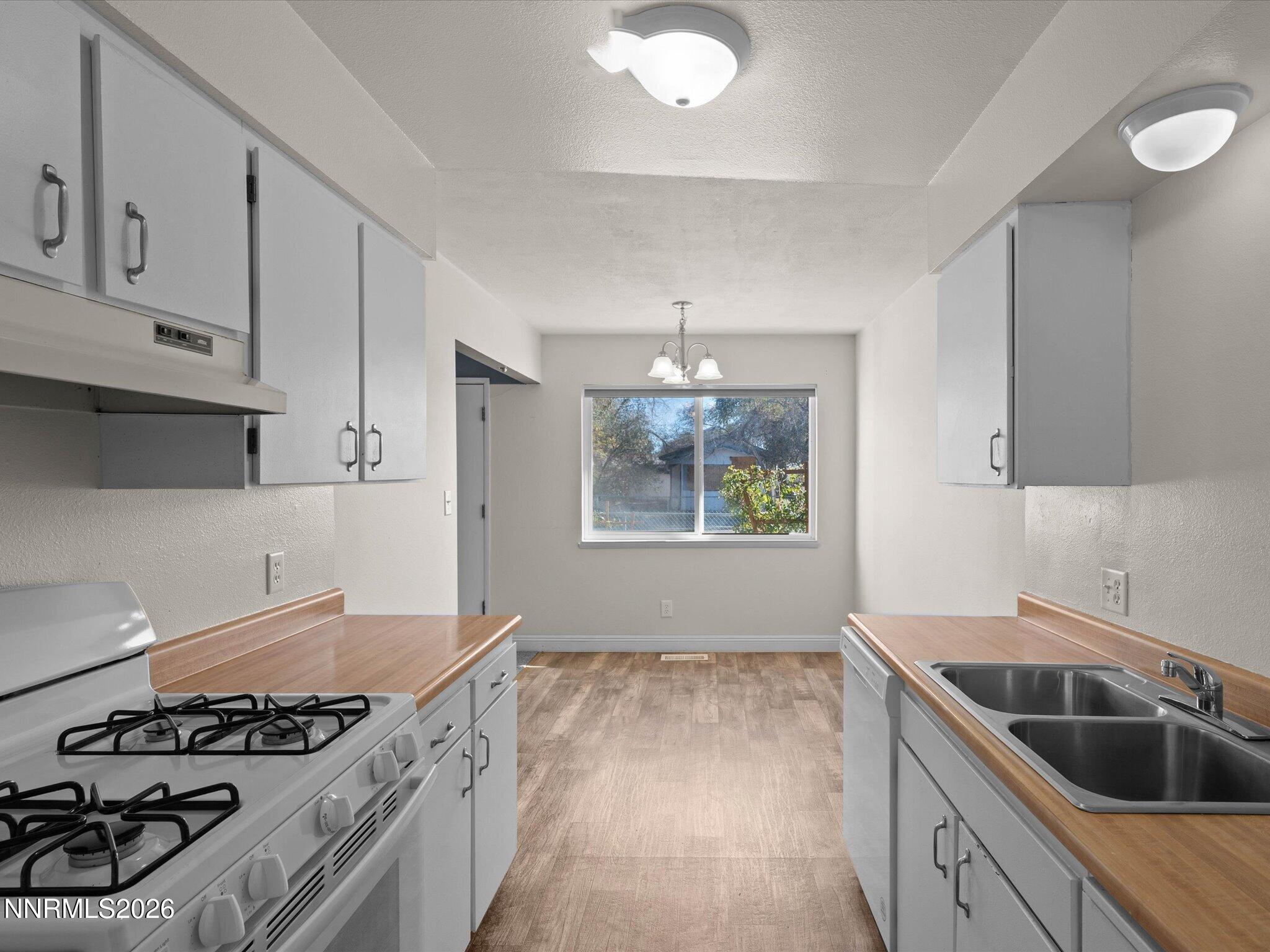 654 Douglas Street Property Photo 12