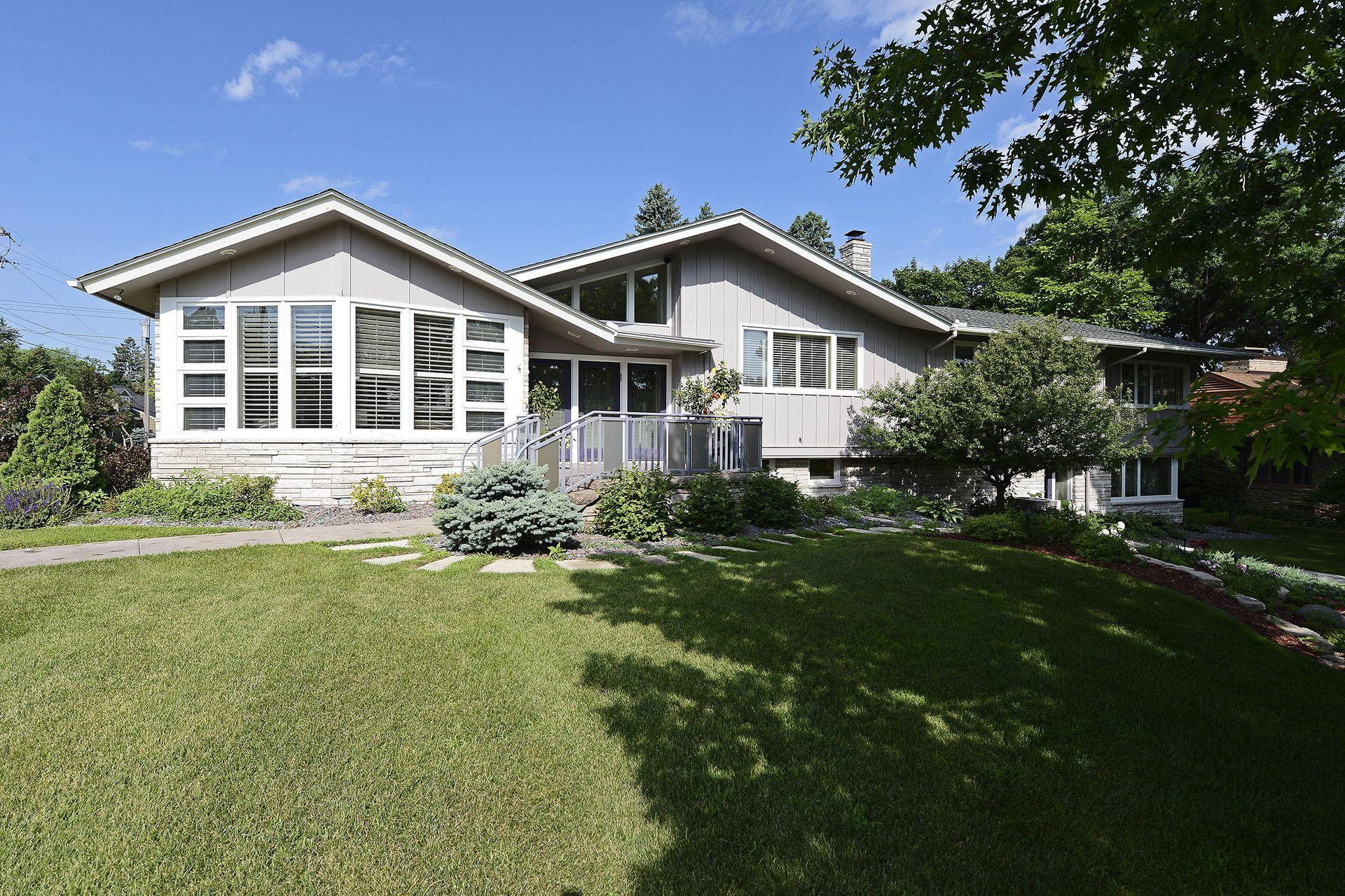 2544 Huntington Avenue Property Photo 1