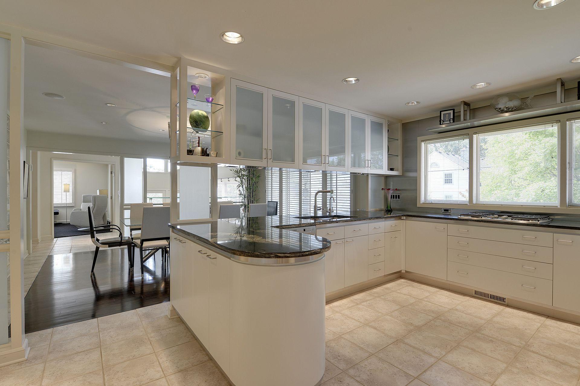 2544 Huntington Avenue Property Photo 6