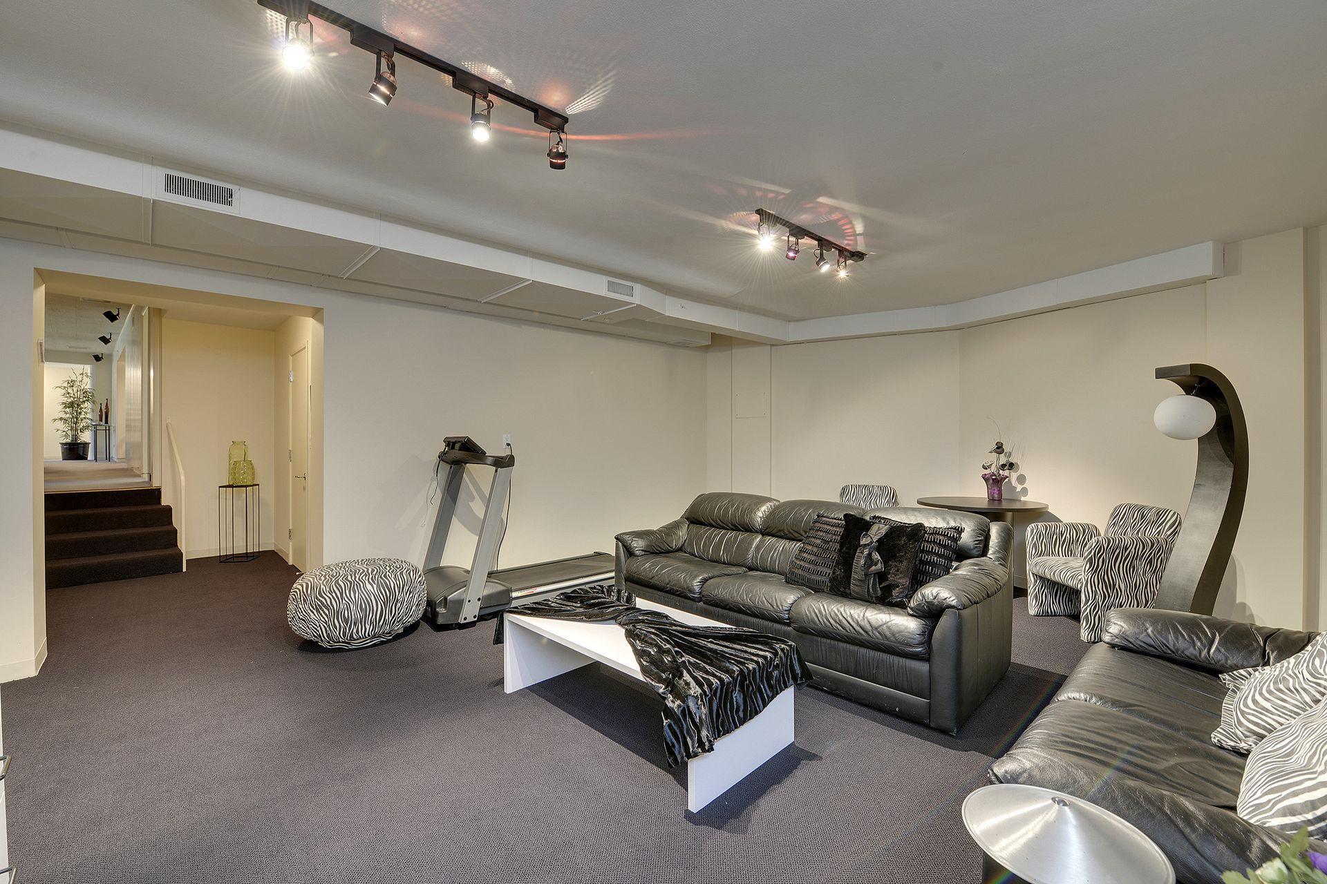 2544 Huntington Avenue Property Photo 60