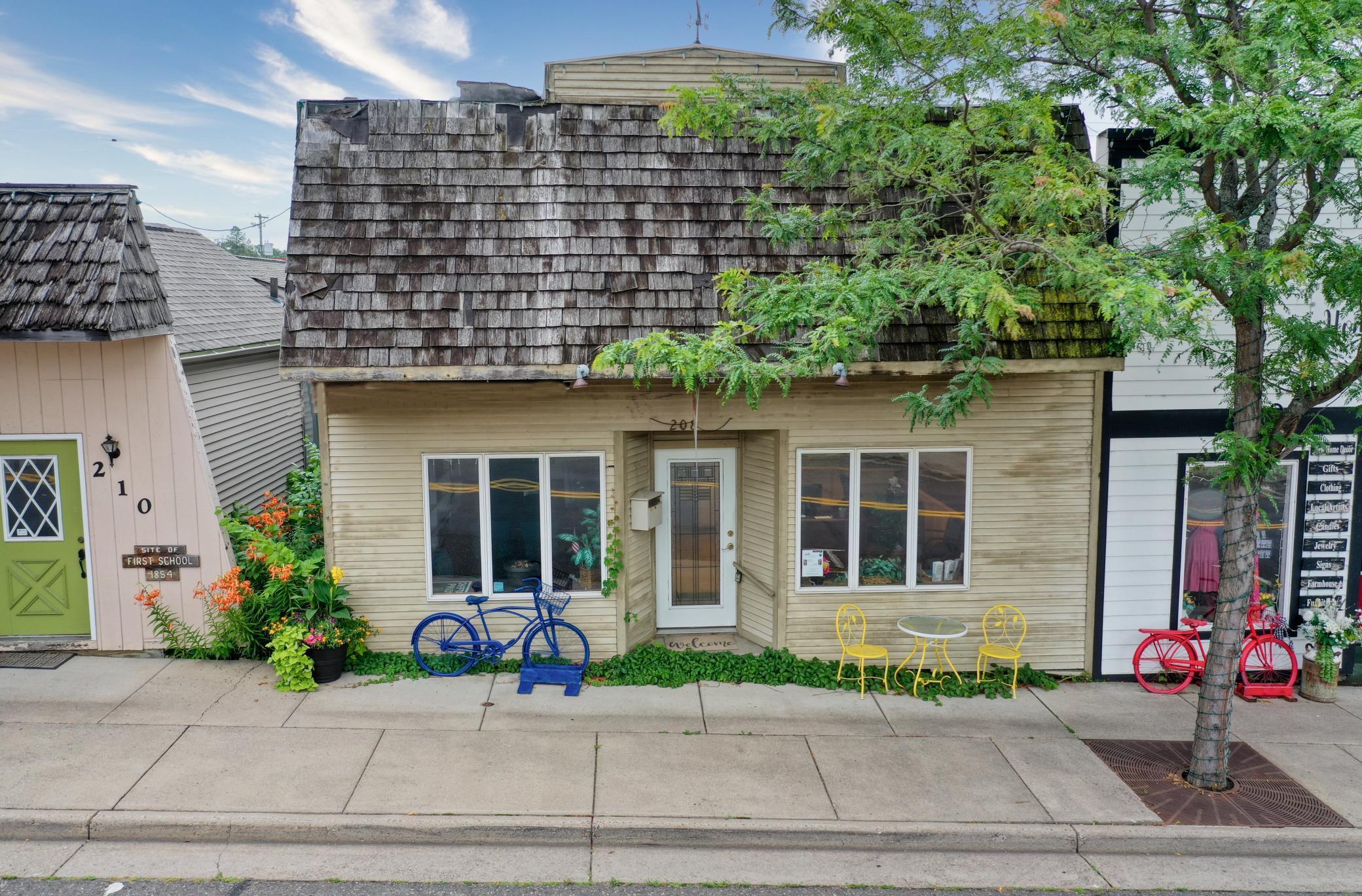 208 N Cascade Street Property Photo 1