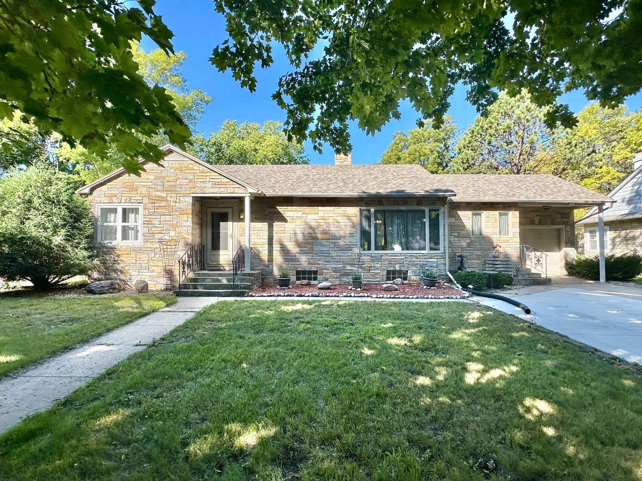 409 N Prairie Street Property Photo 1