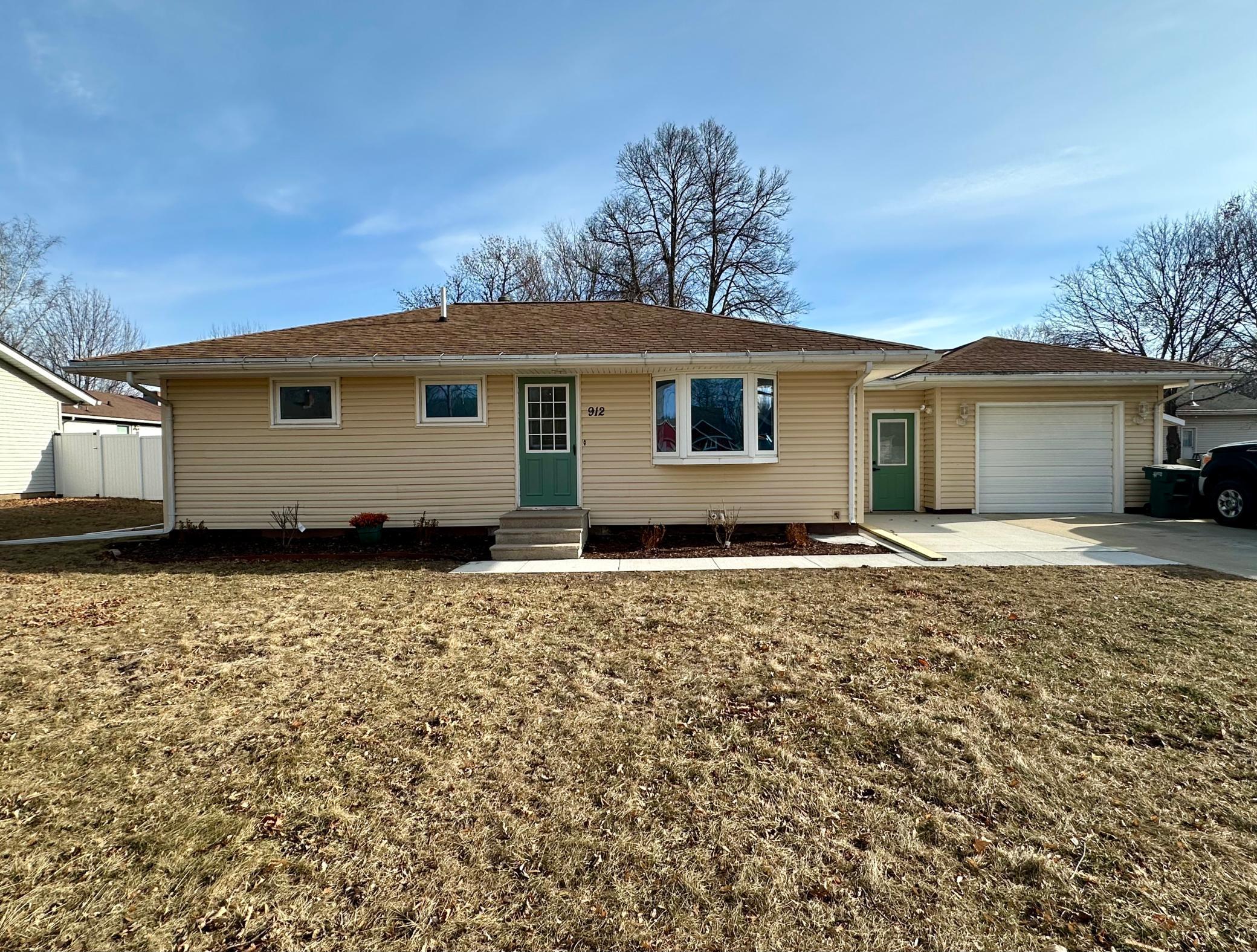 912 N Oakley Street Property Photo 1