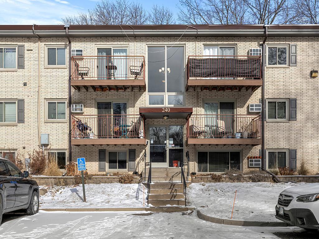 240 Wentworth Avenue 106 Property Photo 1