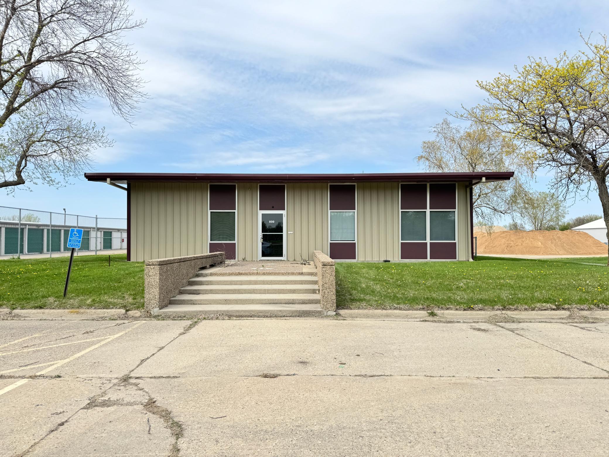800 W College Drive Property Photo 1