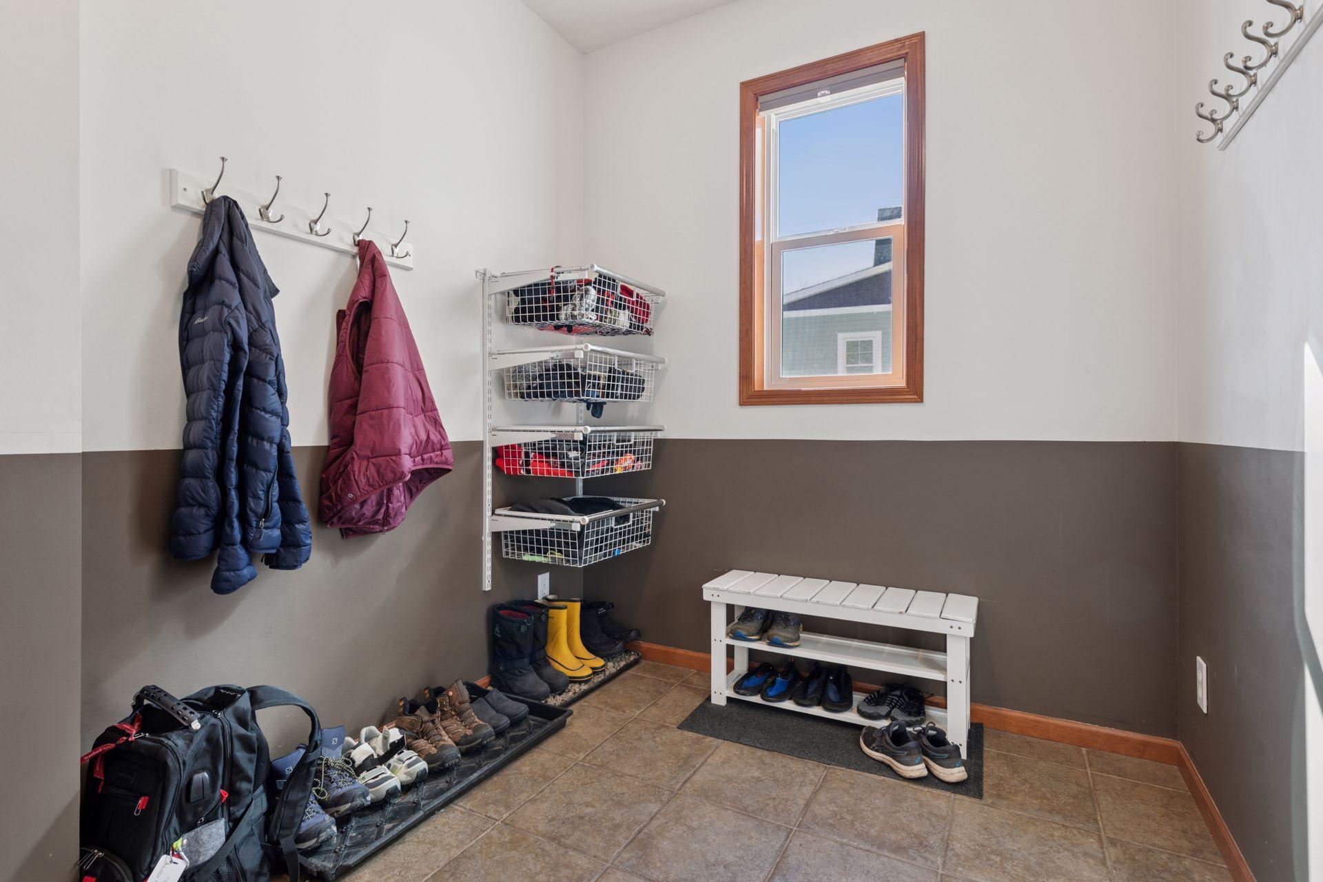2536 N Saunders Lake Drive Property Photo 16