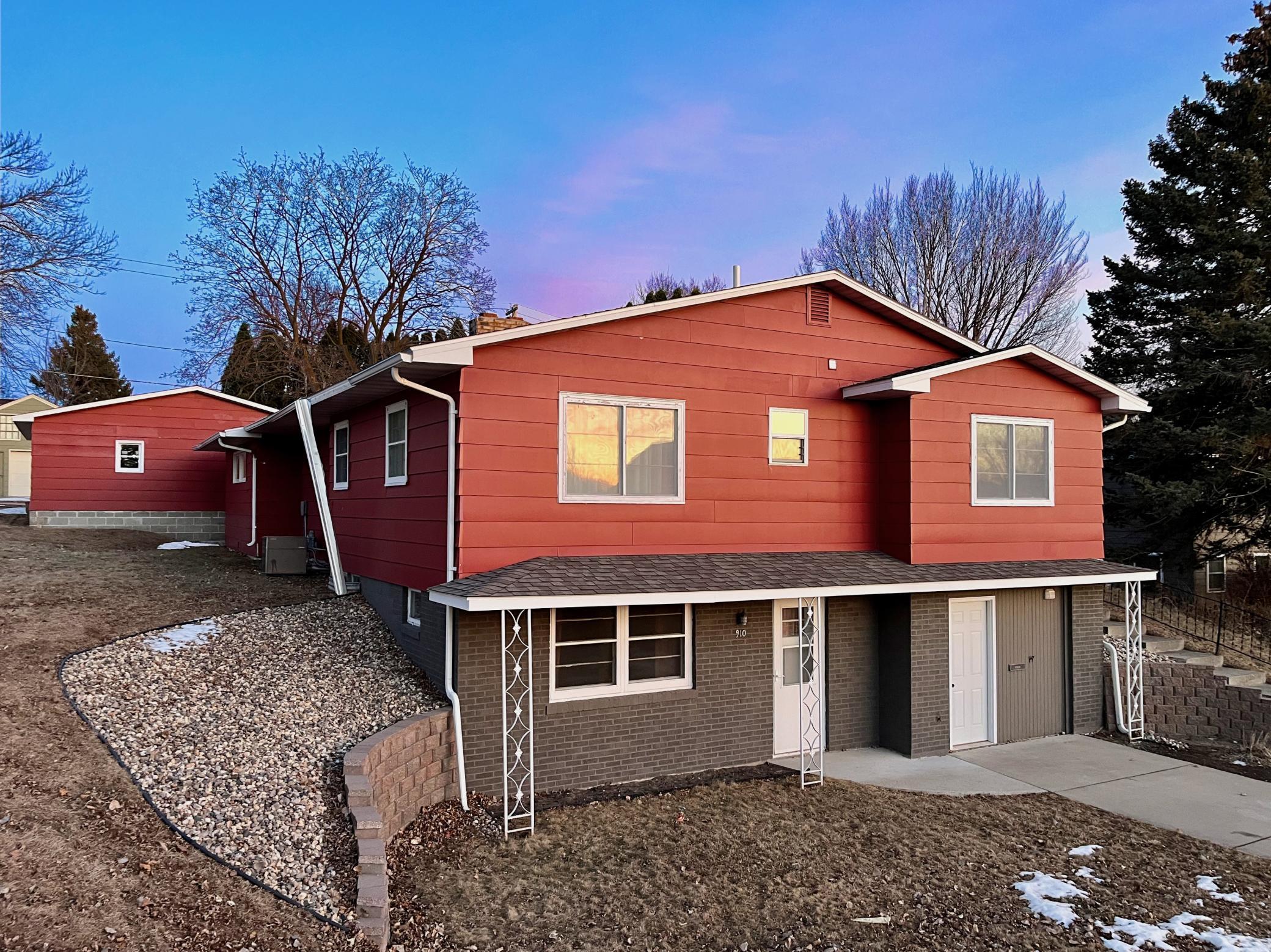 910 4th Avenue Property Photo 1