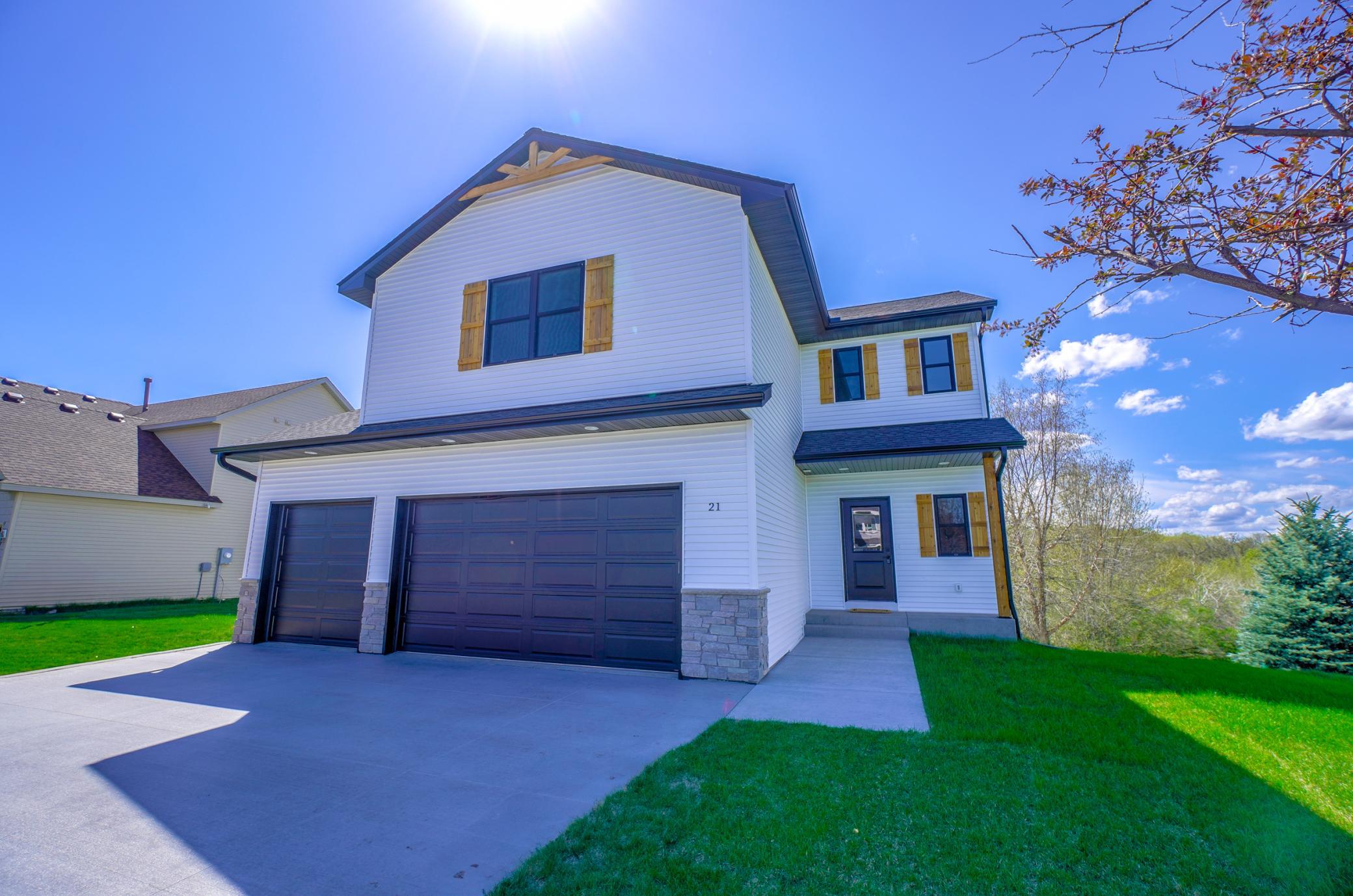 1205 Riverside Drive N Property Photo 1