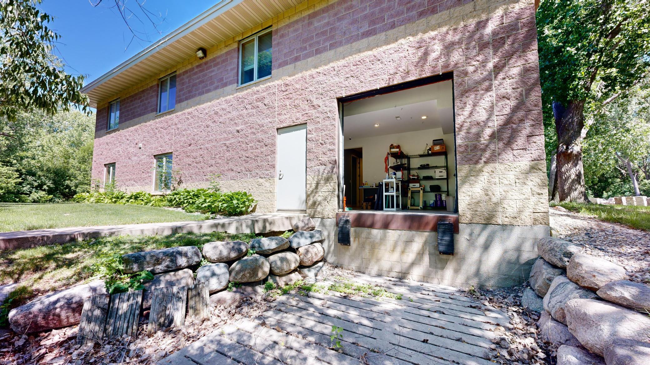 768 N Creek Drive Property Photo 4
