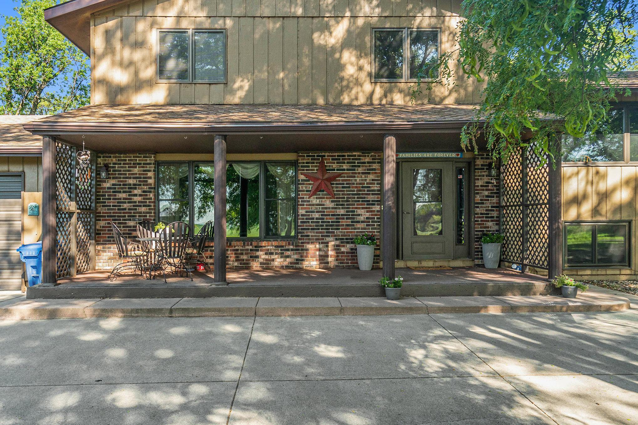 402 E 1st Street Property Photo 4