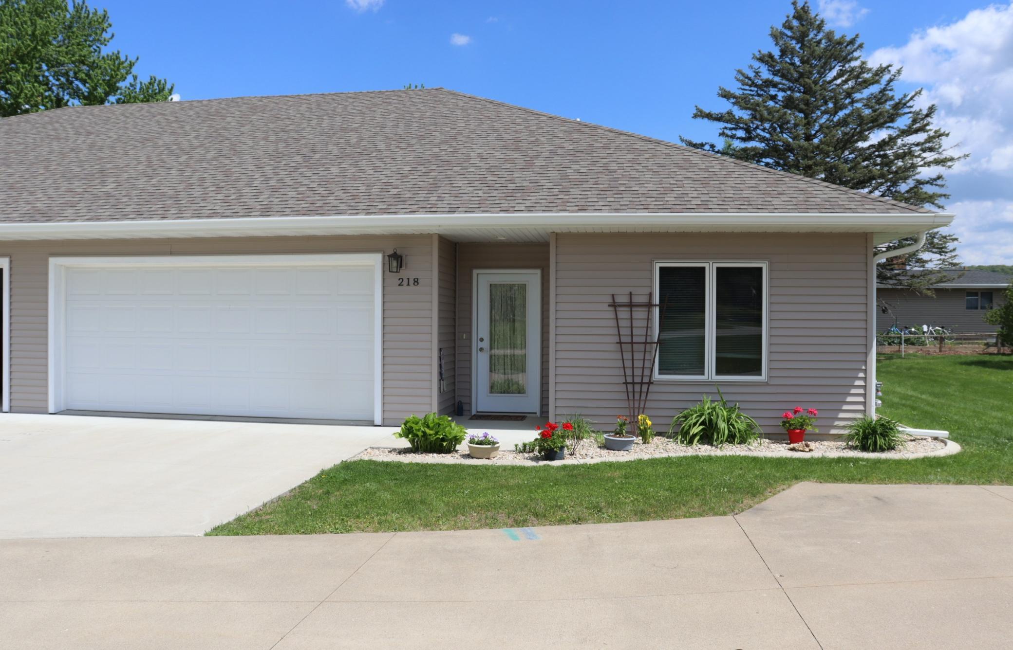 218 Thomas Drive Property Photo 1