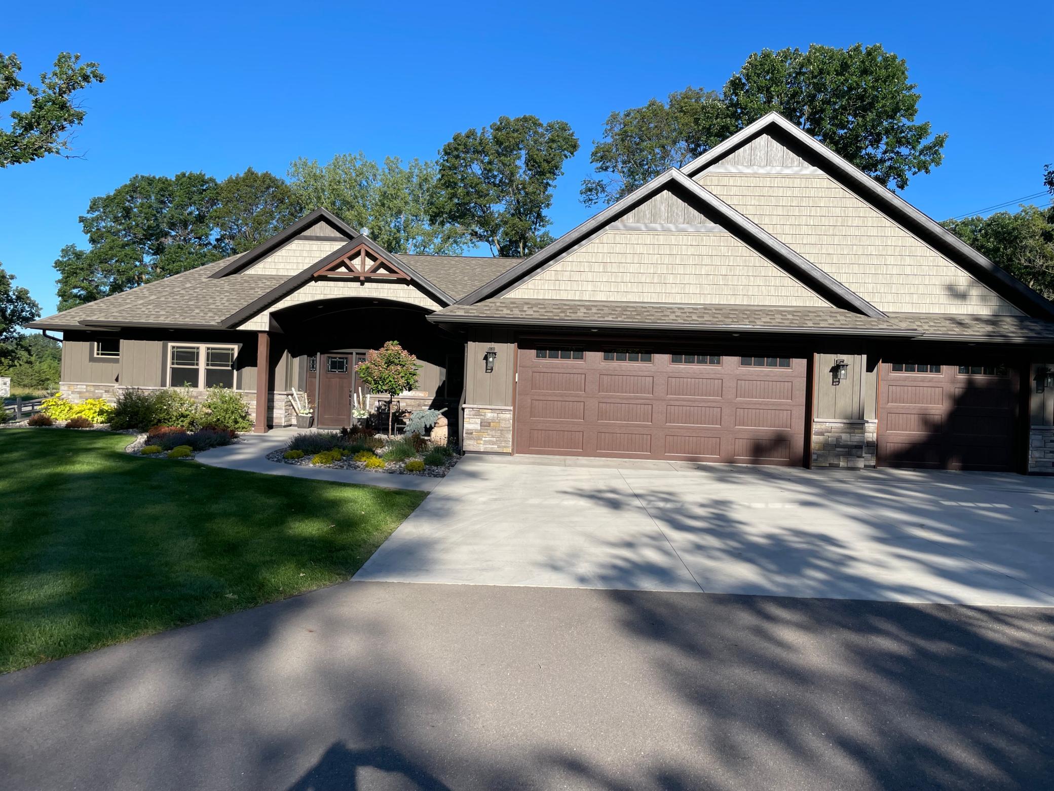 7977 Ne River Road Property Photo 1