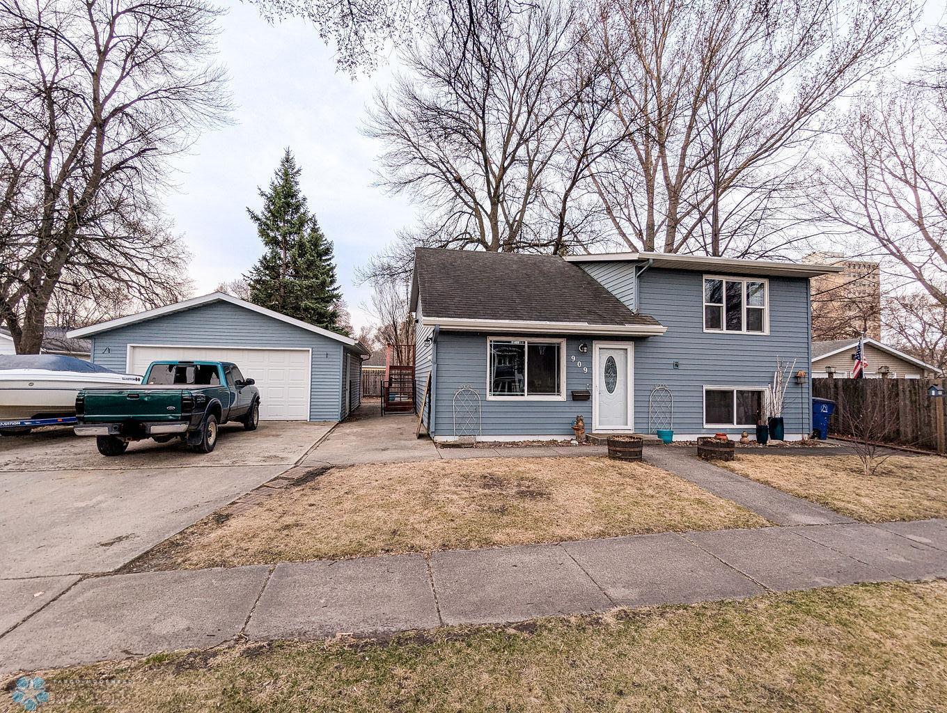 909 4th Avenue Property Photo 1