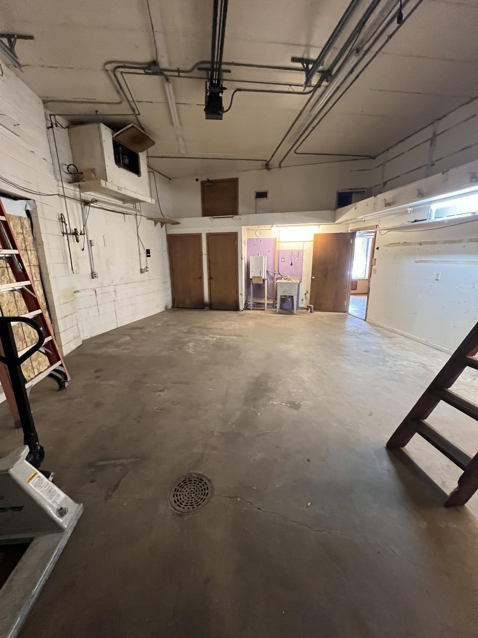 5001 University Avenue Property Photo 9