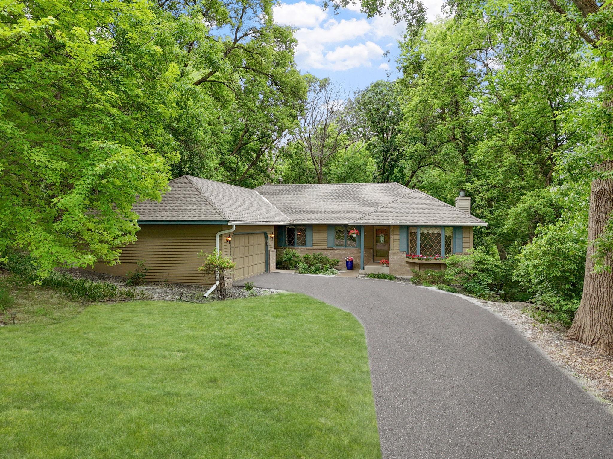 1527 Clarendon Drive Property Photo 1