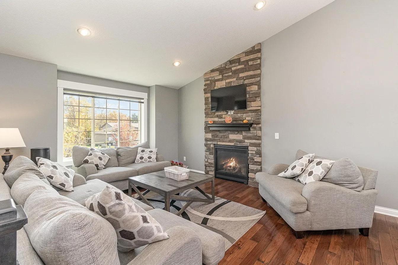 1096 Woodbury Dr Property Photo 3