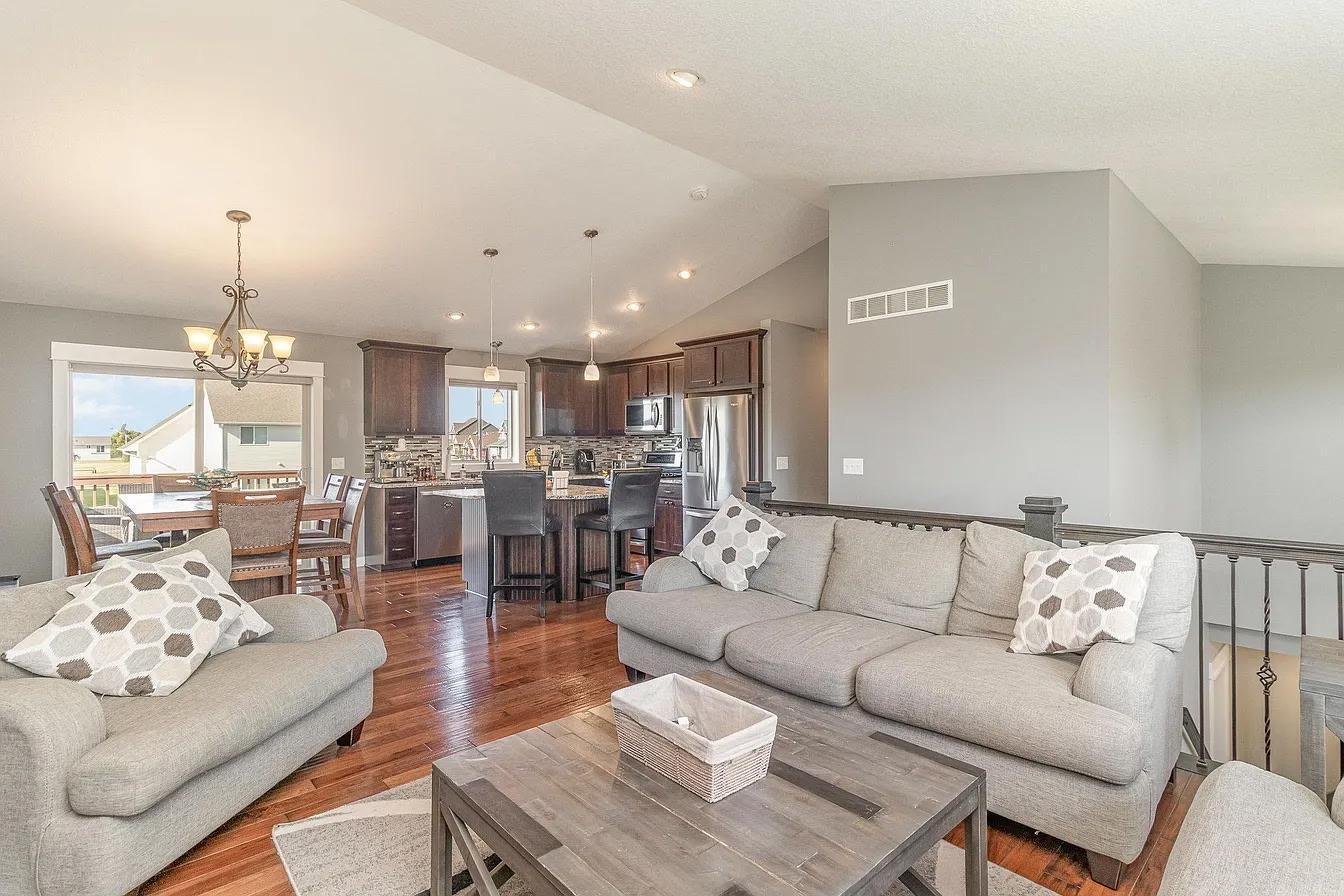 1096 Woodbury Dr Property Photo 4