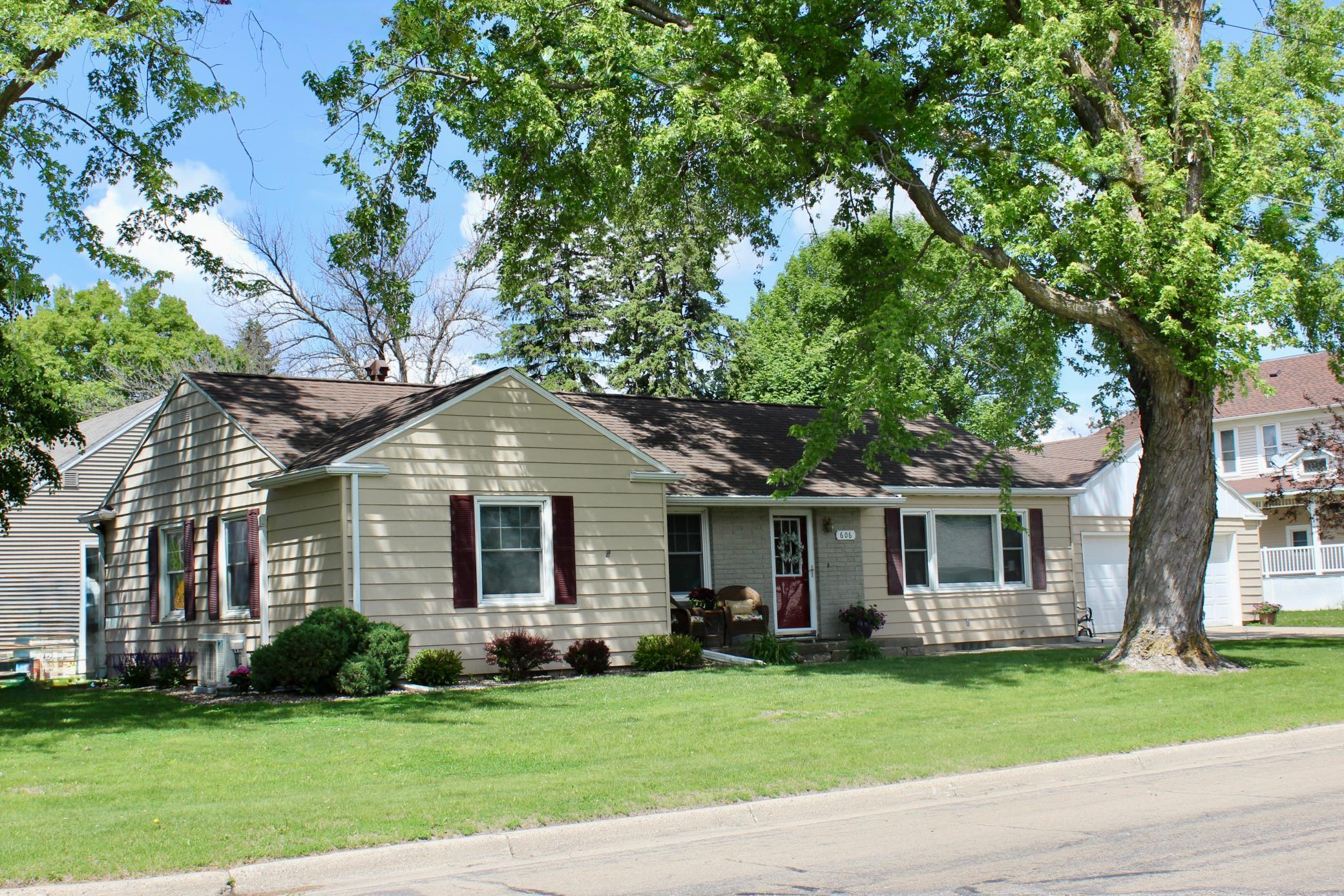 606 Center Avenue Property Photo 1