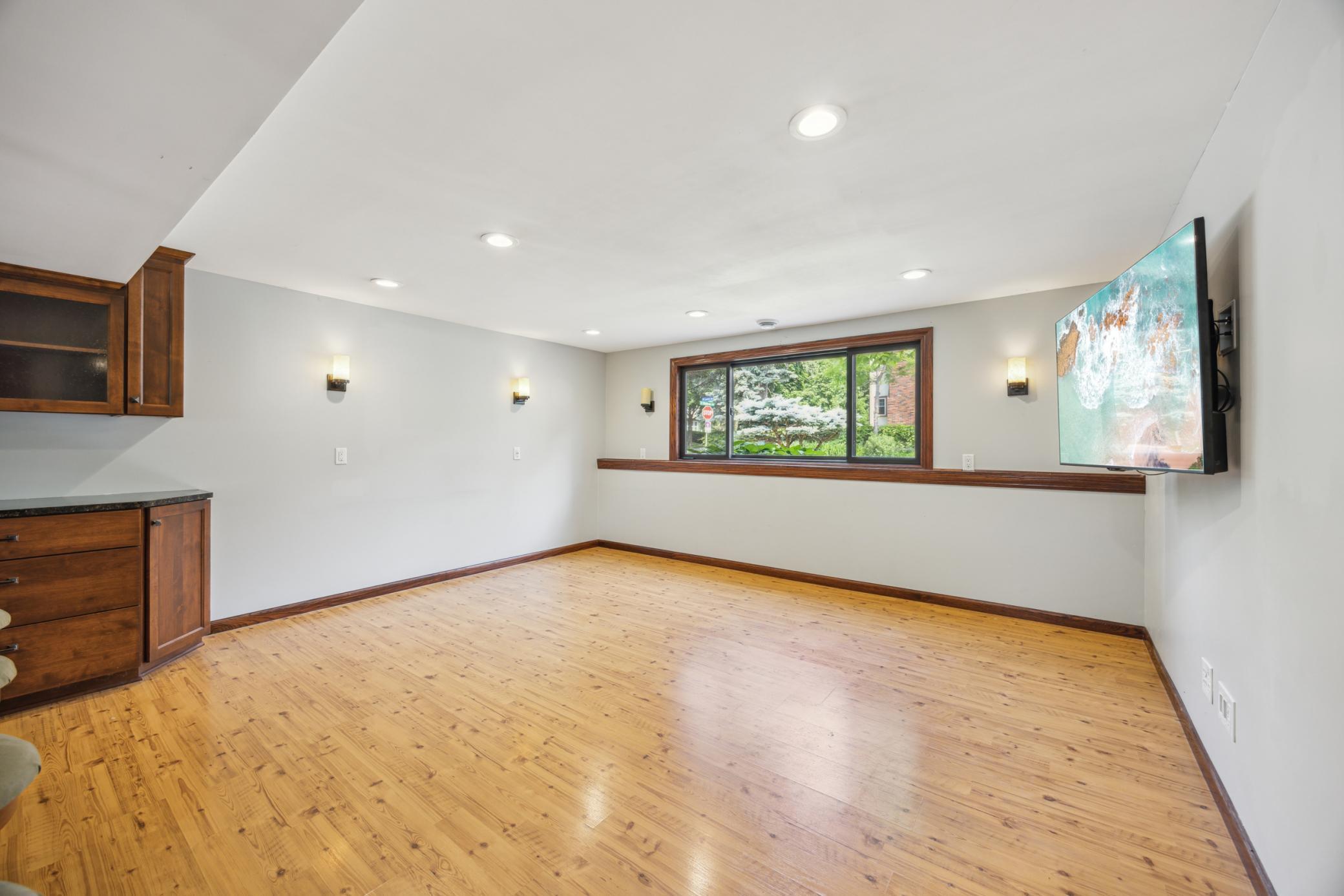 2421 Laurel Avenue Property Photo 7