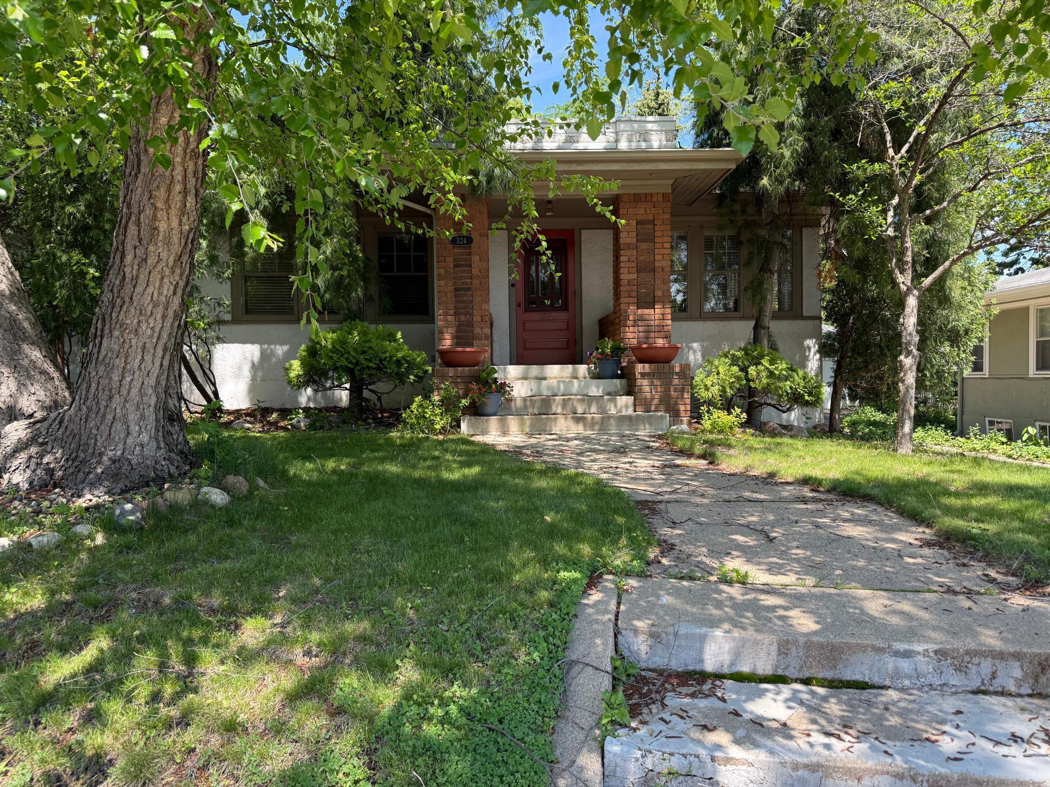 324 W Diamond Lake Road