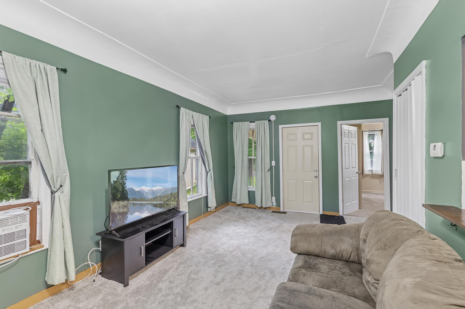377 Winona Street E Property Photo 8