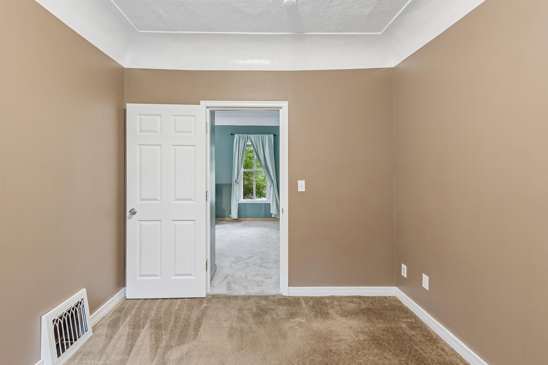 377 Winona Street E Property Photo 12