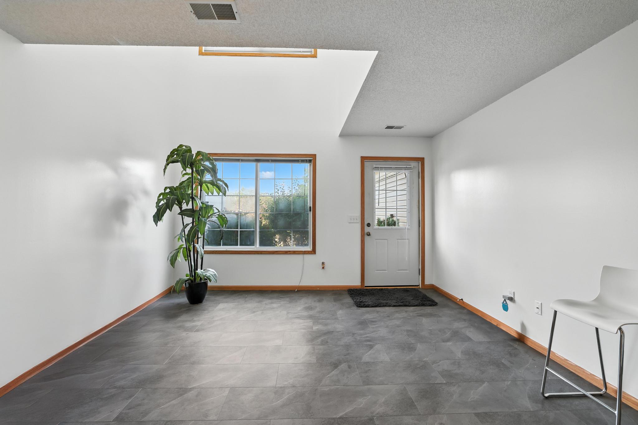 2025 Southcross Drive 204 Property Photo 3