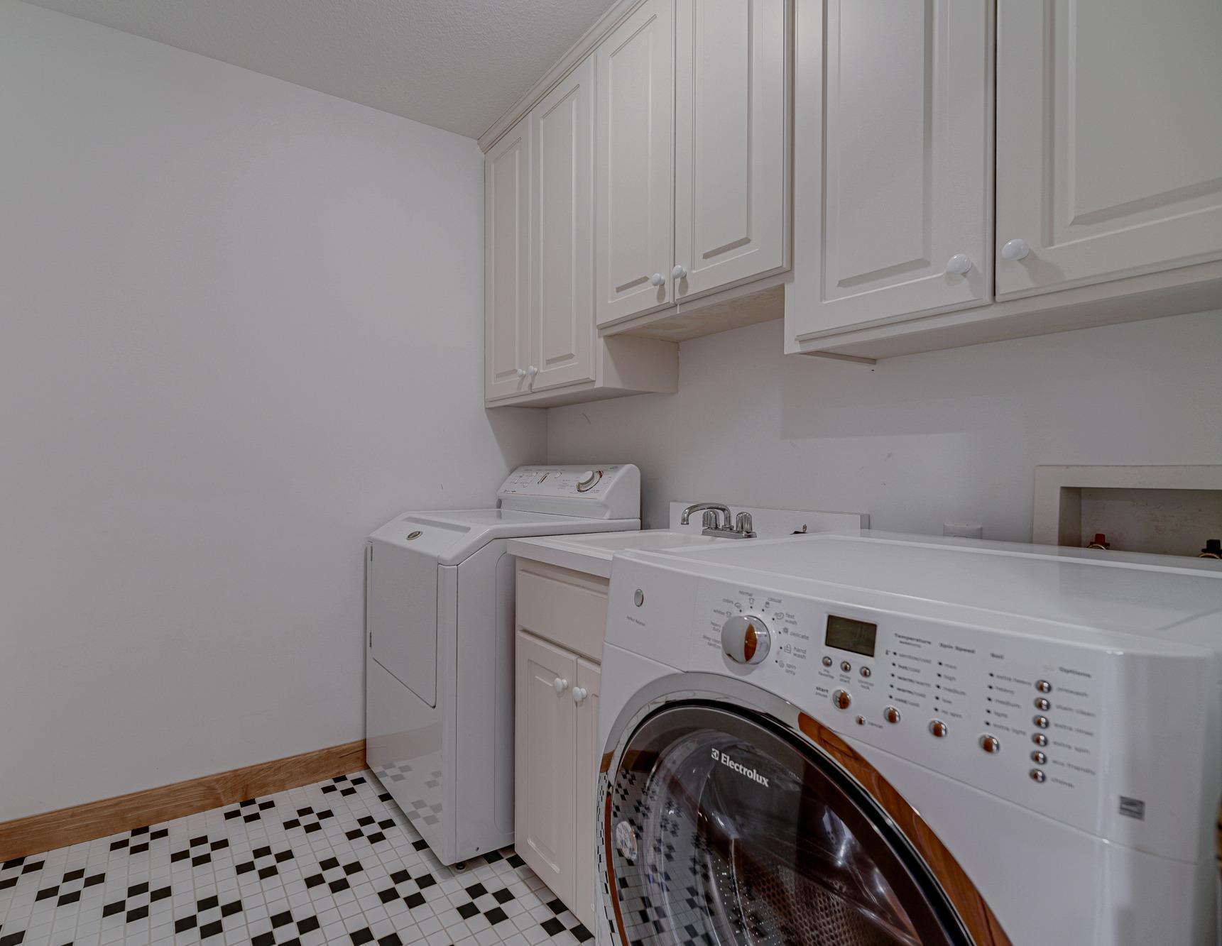 11811 Ridgemount Avenue Property Photo 43