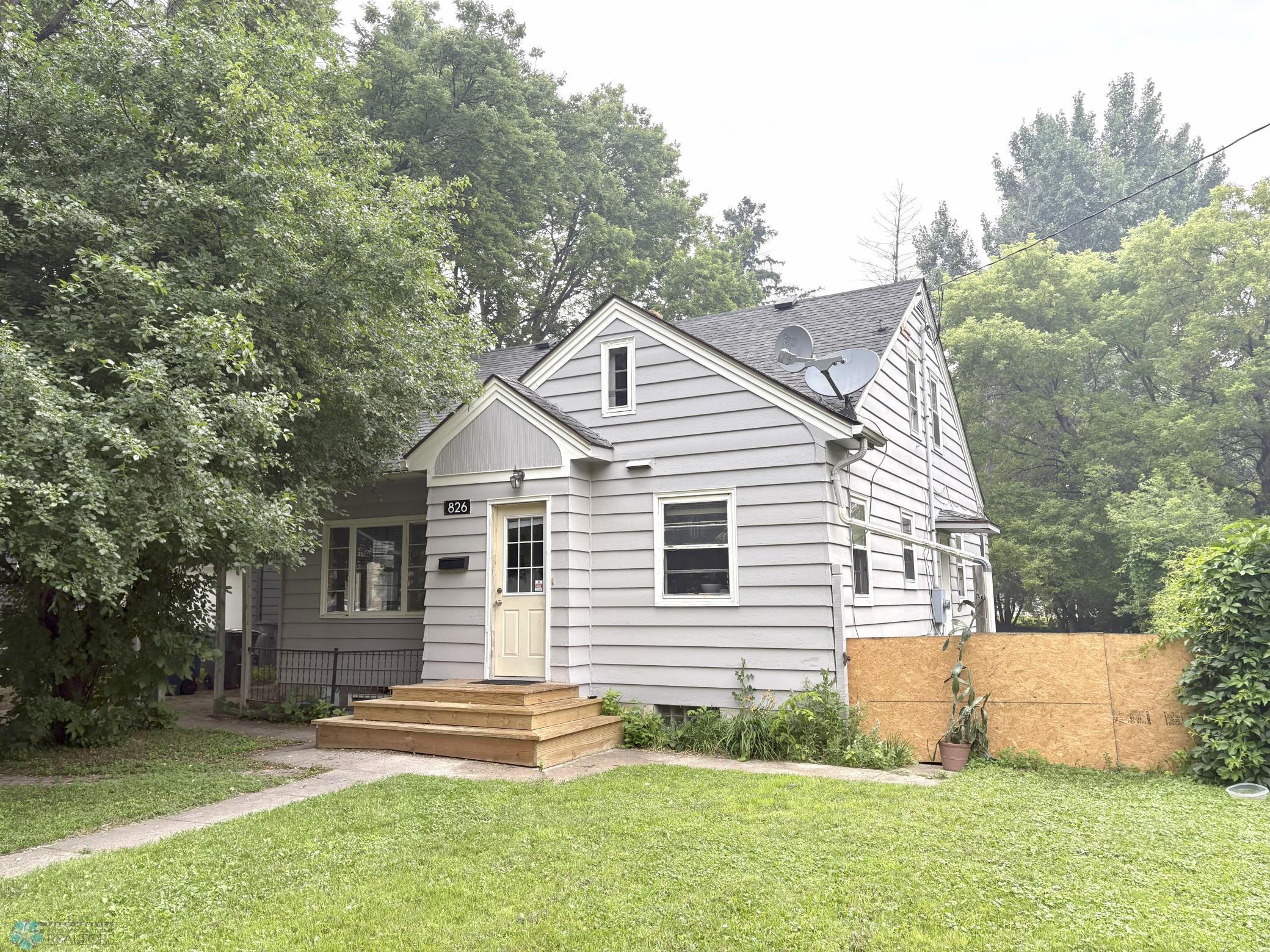 826 10th Avenue Property Photo 1