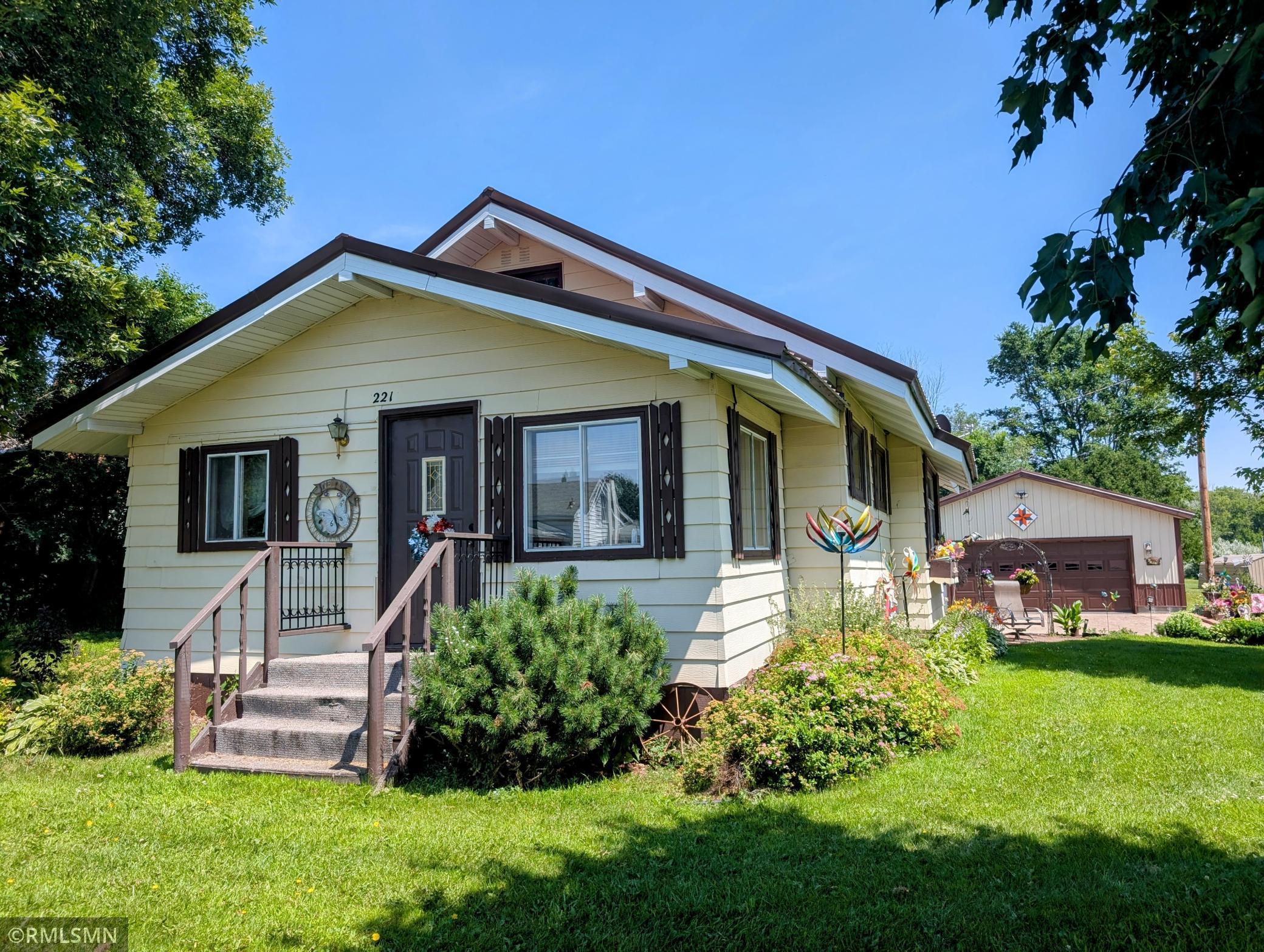 221 3rd Avenue Property Photo 1